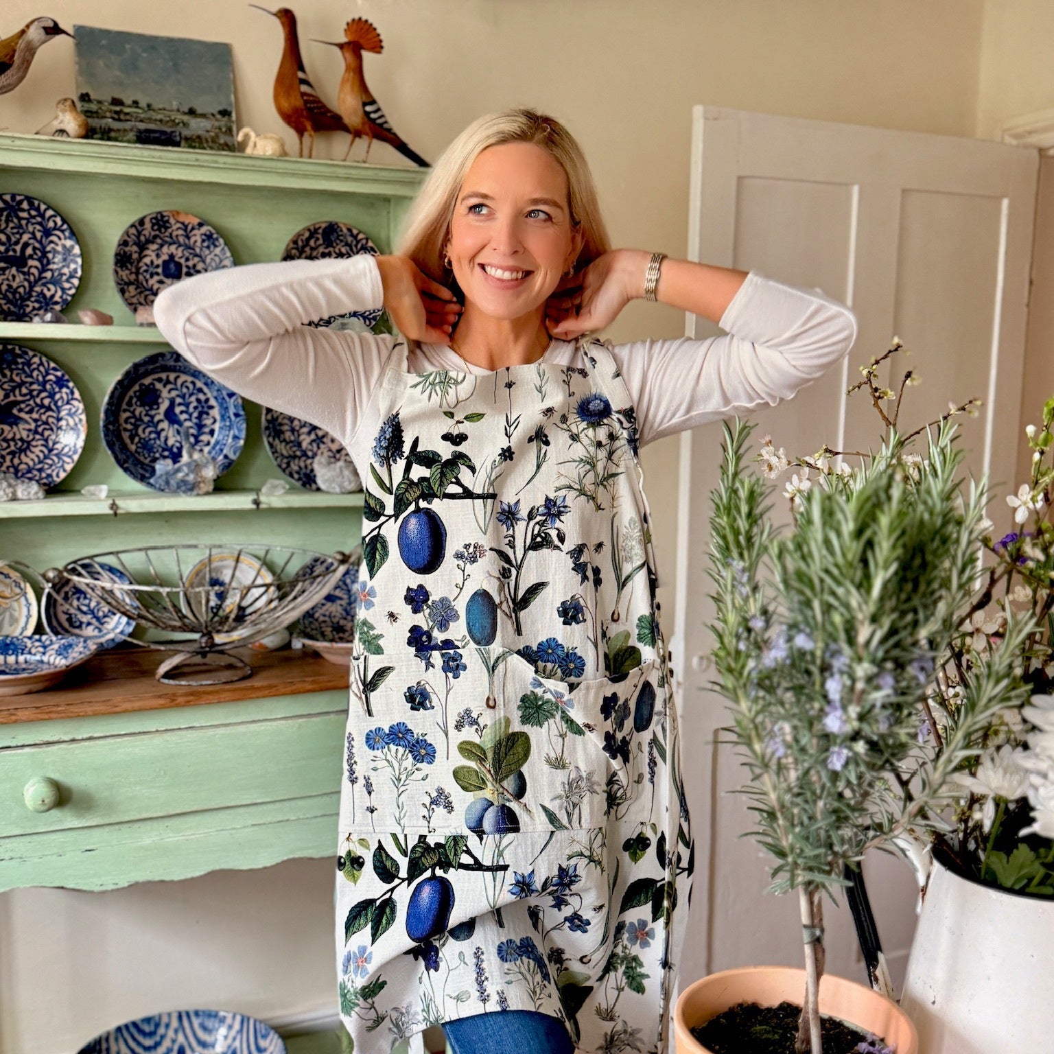 This striking floral apron from Rosehip Design is a stylish and practical choice for cooking or gardening.
The comfortable cotton design features an adjustable neck strap and generous deep pockets for tools.
Durable and machine-washable, it offers full coverage and long-lasting elegance in the kitchen.
Also available in Matching Tea Towels and Heart Pot Holders.