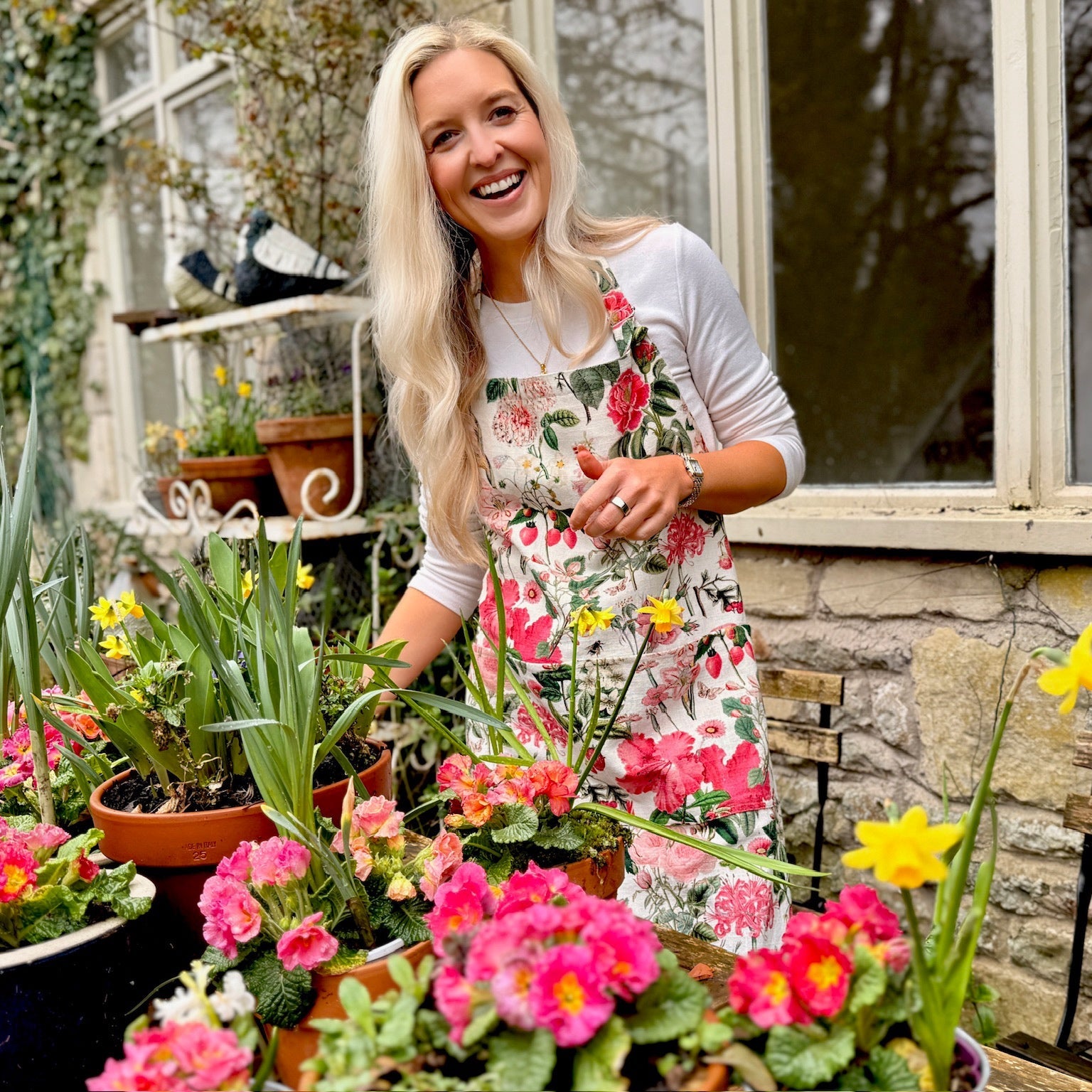 This striking floral apron from Rosehip Design is a stylish and practical choice for cooking or gardening.
The comfortable cotton design features an adjustable neck strap and generous deep pockets for tools.
Durable and machine-washable, it offers full coverage and long-lasting elegance in the kitchen.
Also available in Matching Tea Towels and Heart Pot Holders.