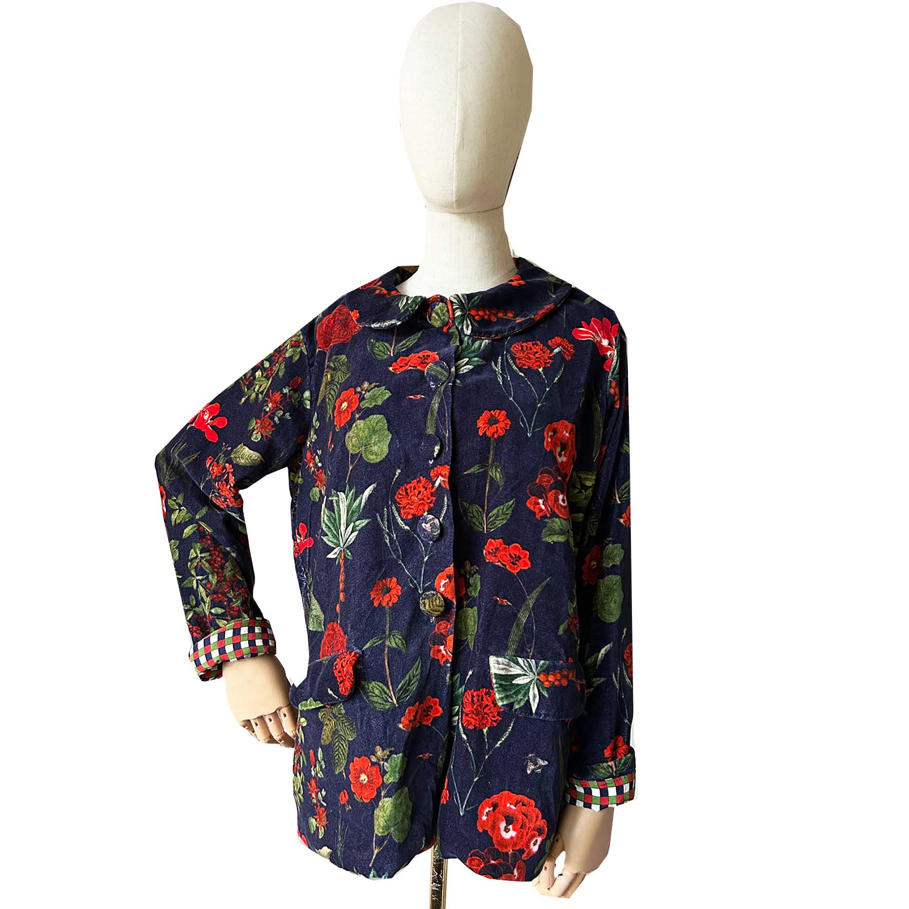 Wrap yourself in effortless elegance with the Rosehip Design Brompton Velvet Coat, designed in a rich velvet fabric that feels as luxurious as it looks. This statement coat features a playful autumn floral print, bringing warmth and charm to your seasonal wardrobe. Fully lined in co-ordinating checks, it offers a refined contrast and a polished finish inside and out.