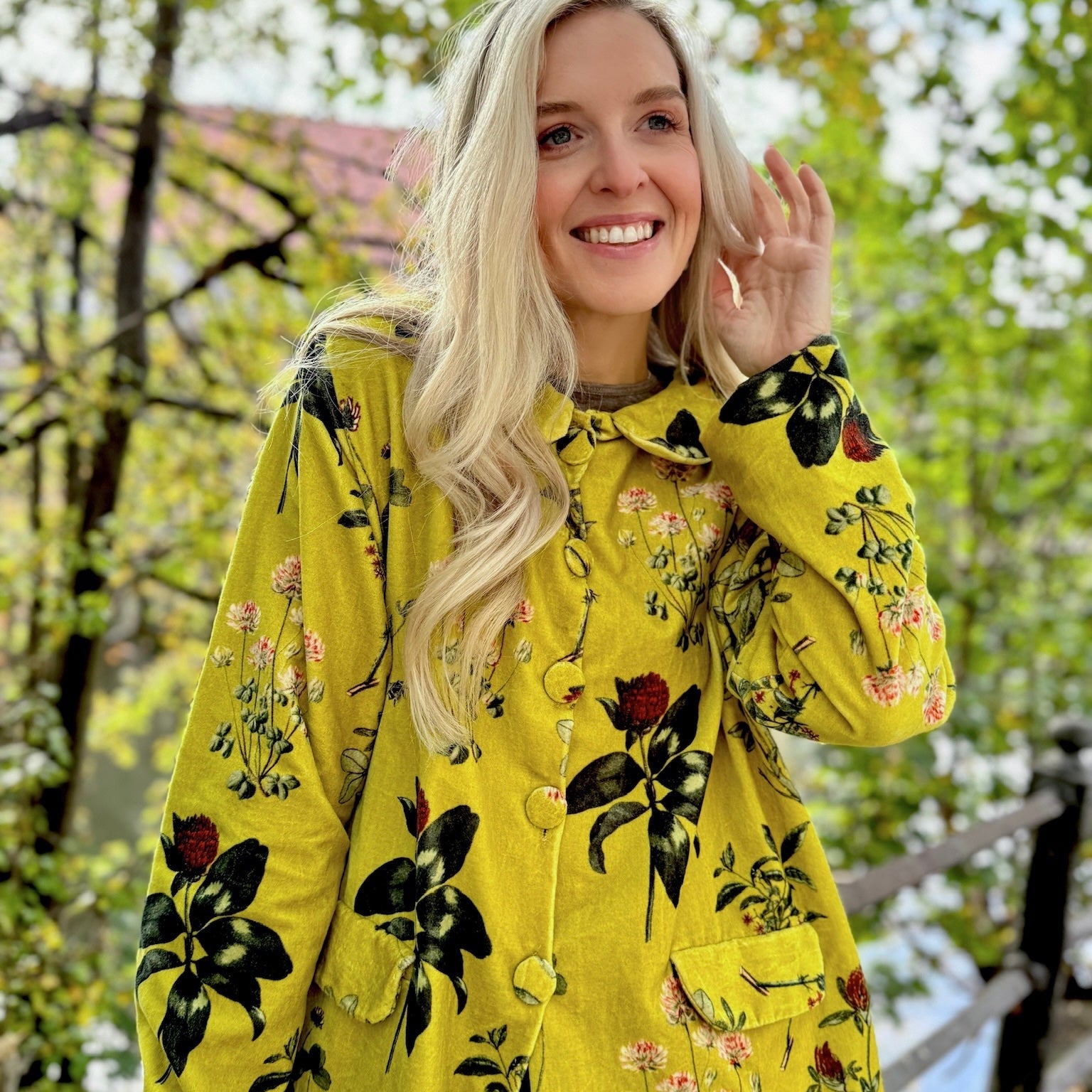 Wrap yourself in effortless elegance with the Rosehip Design Brompton Velvet Coat, designed in a rich velvet fabric that feels as luxurious as it looks. This statement coat features a playful autumn floral print, bringing warmth and charm to your seasonal wardrobe. Fully lined in co-ordinating checks, it offers a refined contrast and a polished finish inside and out.