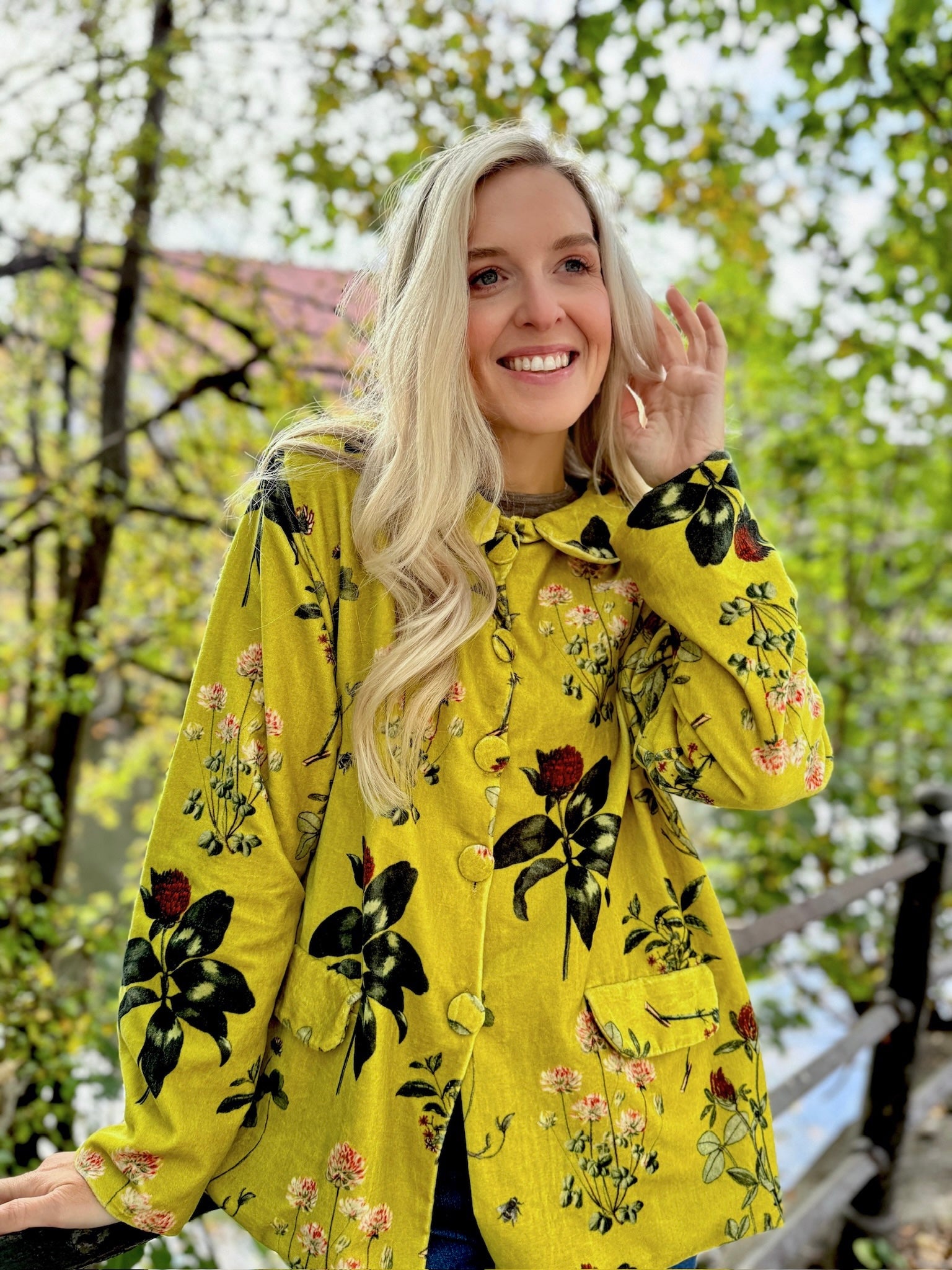 Wrap yourself in effortless elegance with the Rosehip Design Brompton Velvet Coat, designed in a rich velvet fabric that feels as luxurious as it looks. This statement coat features a playful autumn floral print, bringing warmth and charm to your seasonal wardrobe. Fully lined in co-ordinating checks, it offers a refined contrast and a polished finish inside and out.