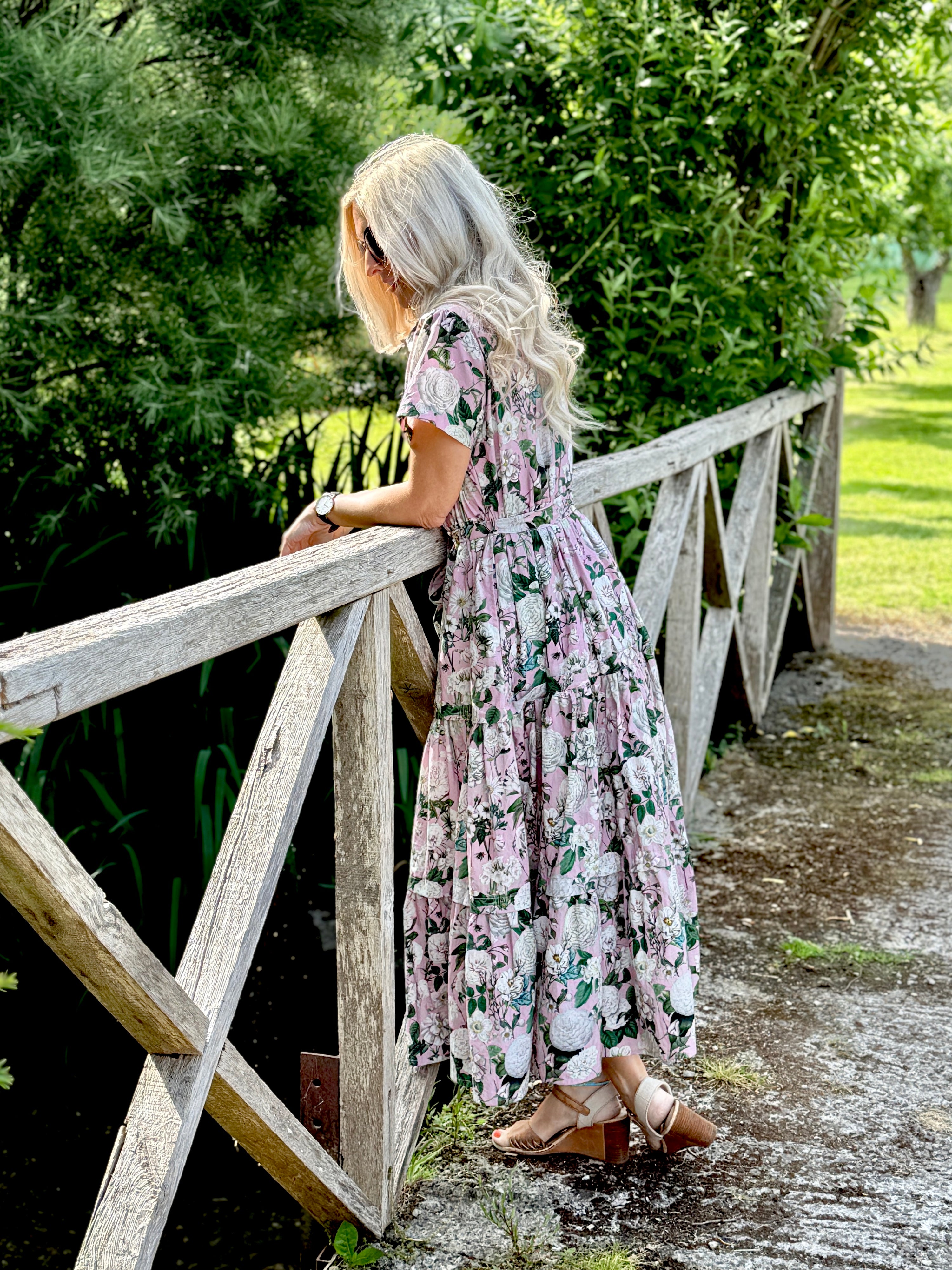 The Rosehip Design Grace Cotton Dress is a maxi style dress made of 100% Cotton Poplin.
Stylishly designed with buttons down the front, a tuck between tiers, short sleeves, and of course, side pockets.