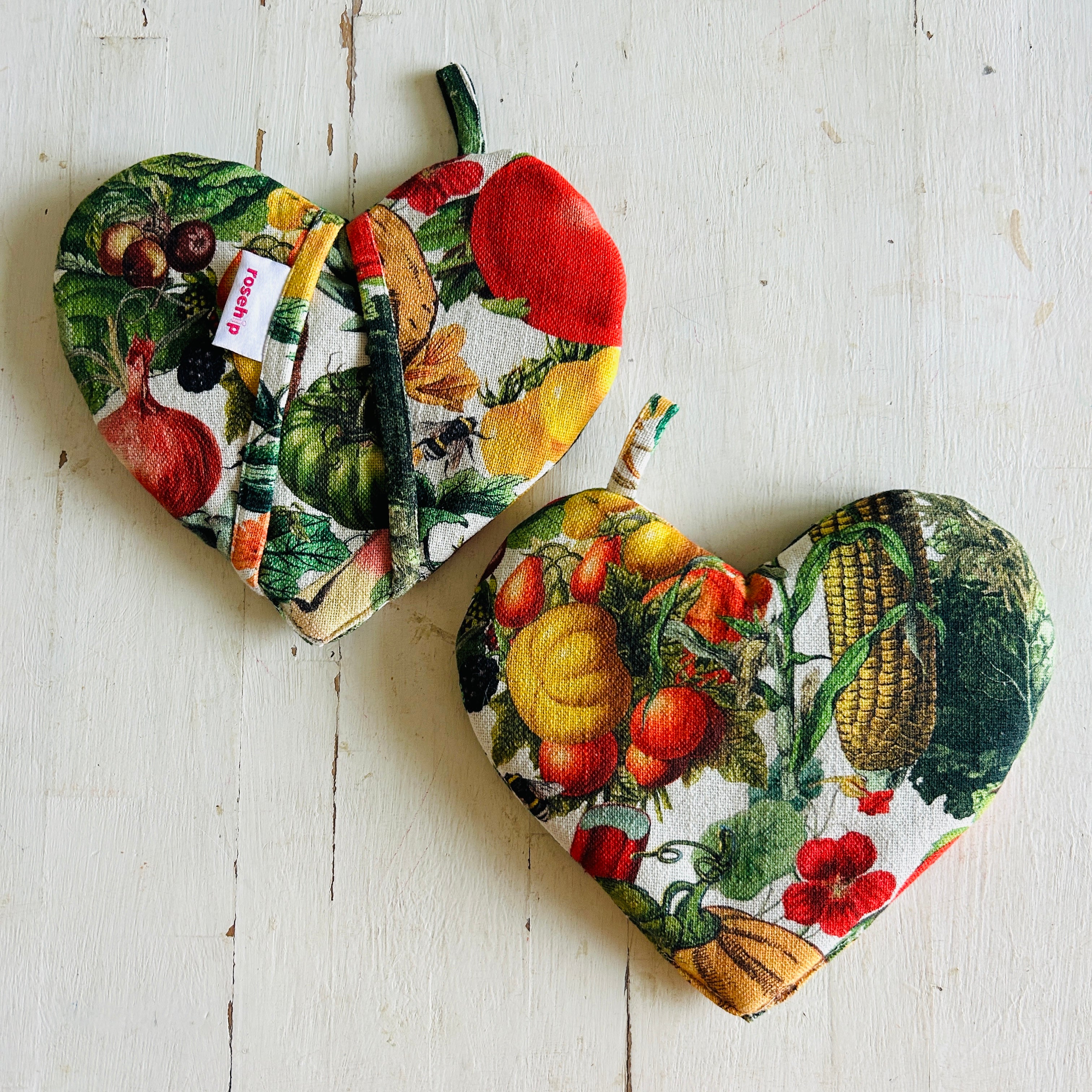This fun heart-shaped oven glove from Rosehip Design is a stylish and practical floral essential for any kitchen.
Crafted from heat-resistant 100% cotton, this useful accessory provides a comfortable, secure grip and lasting durability.
The vibrant floral themed design and a convenient hanging loop make it the perfect blend of elegance and functionality.
Matching Tea Towels and Aprons are also available.