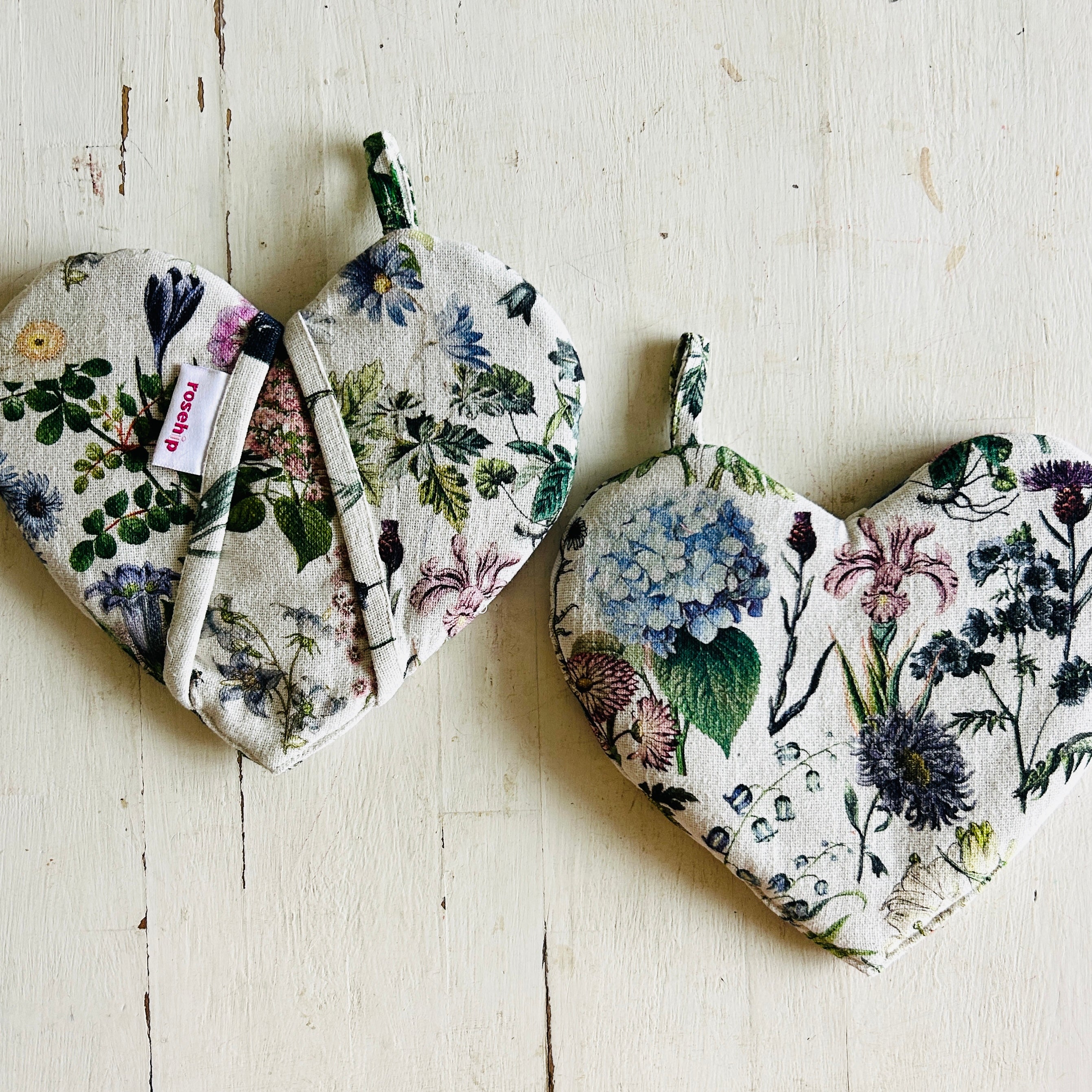 This fun heart-shaped oven glove from Rosehip Design is a stylish and practical floral essential for any kitchen.
Crafted from heat-resistant 100% cotton, this useful accessory provides a comfortable, secure grip and lasting durability.
The vibrant floral themed design and a convenient hanging loop make it the perfect blend of elegance and functionality.
Matching Tea Towels and Aprons are also available.