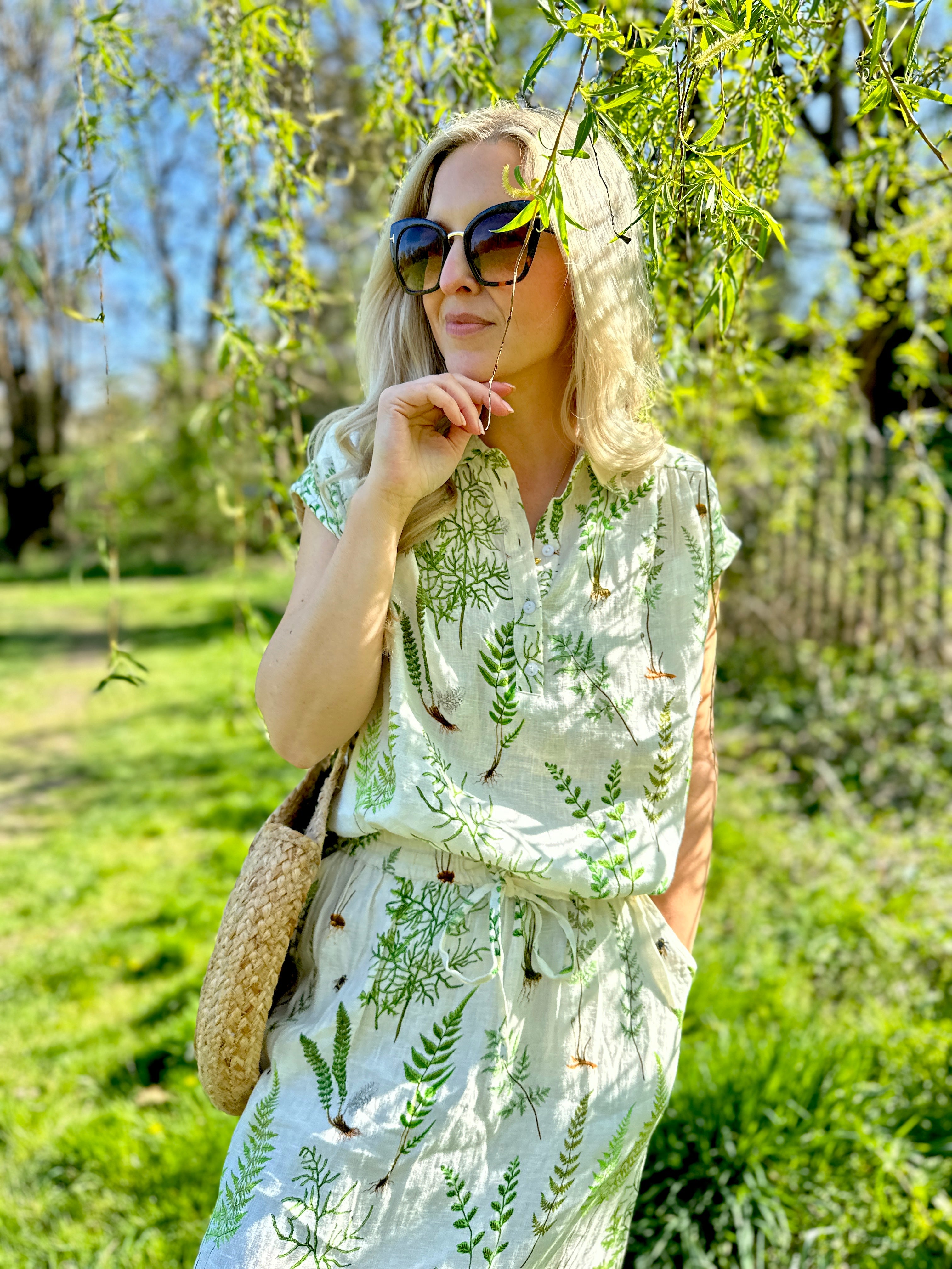 Light, breathable, and effortlessly stylish — the Jemma Shirt from Rosehip Design is made from 100% pure linen and finished with a subtle Ferns print for a soft botanical touch. Designed with a neat collar, a partial button front, and gently capped sleeves, it&