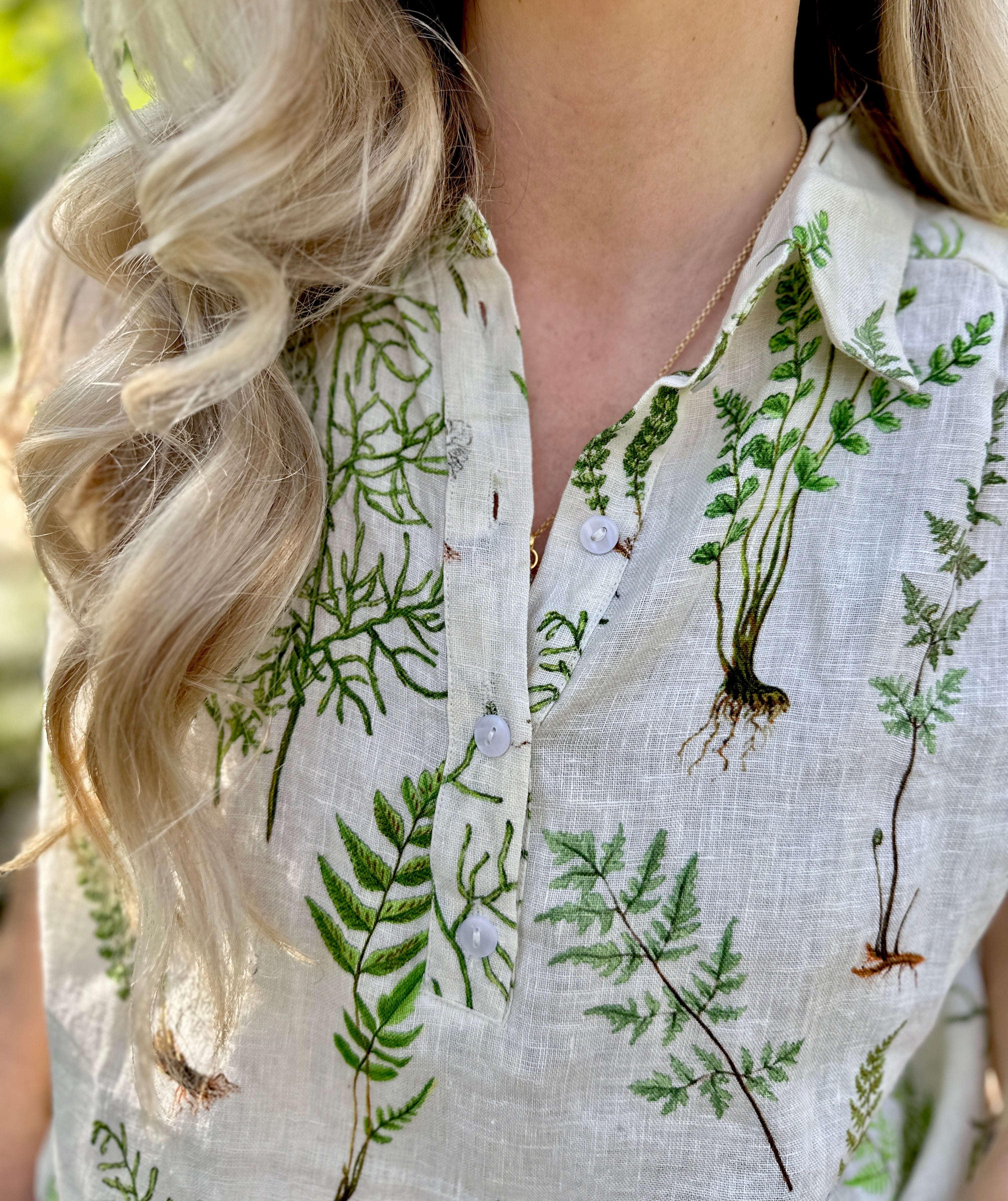Light, breathable, and effortlessly stylish — the Jemma Shirt from Rosehip Design is made from 100% pure linen and finished with a subtle Fern print for a soft botanical touch. Designed with a neat collar, a partial button front, and gently capped sleeves, it&