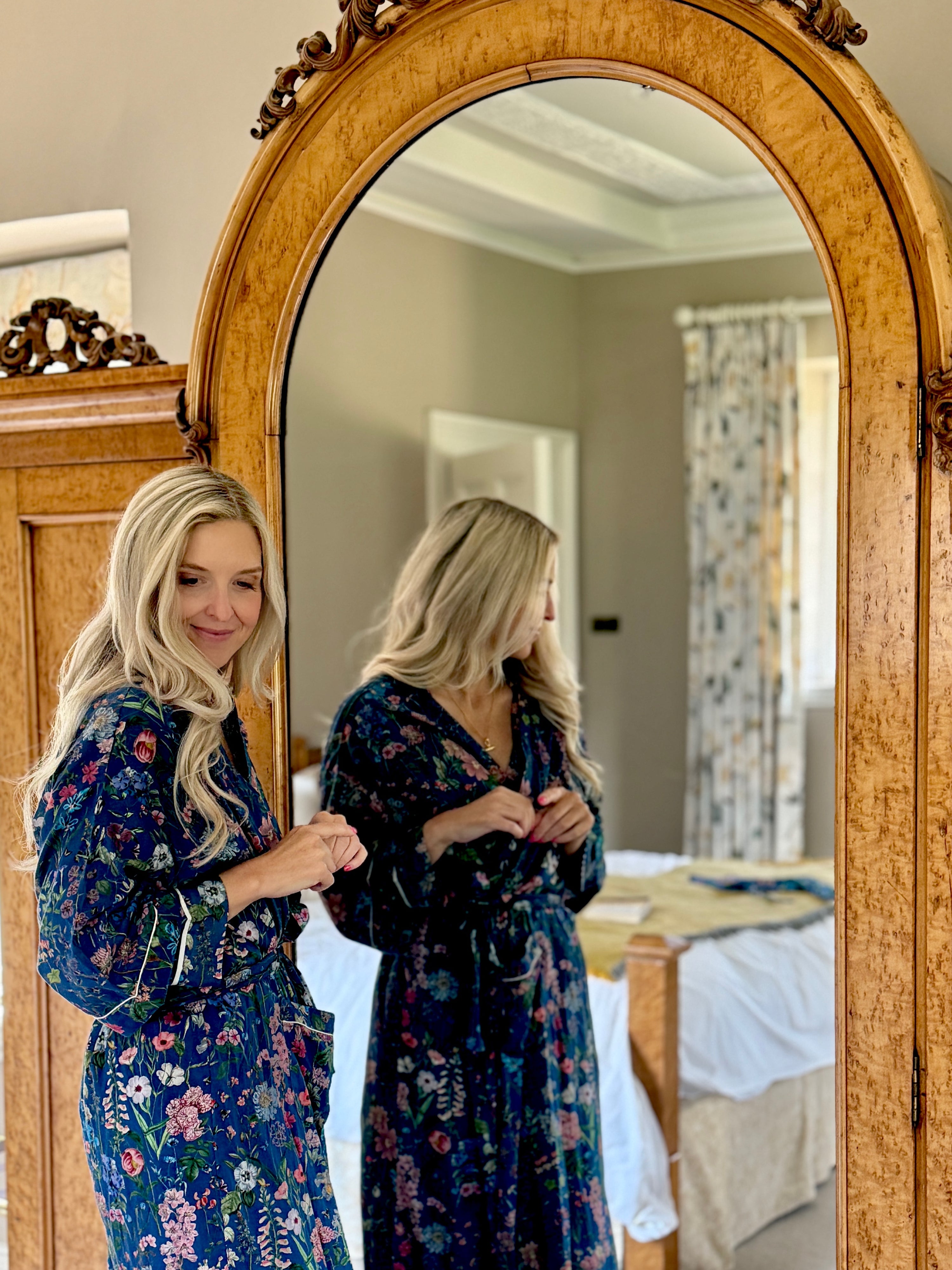 Rosehip Design Kimono is a fabulous long cotton voile robe, printed in our bold Horsley Navy design. They are generously sized and designed to be ankle length. Made from delicate, soft 100% Indian cotton packaged in a matching cotton bag - lovely for gifting!