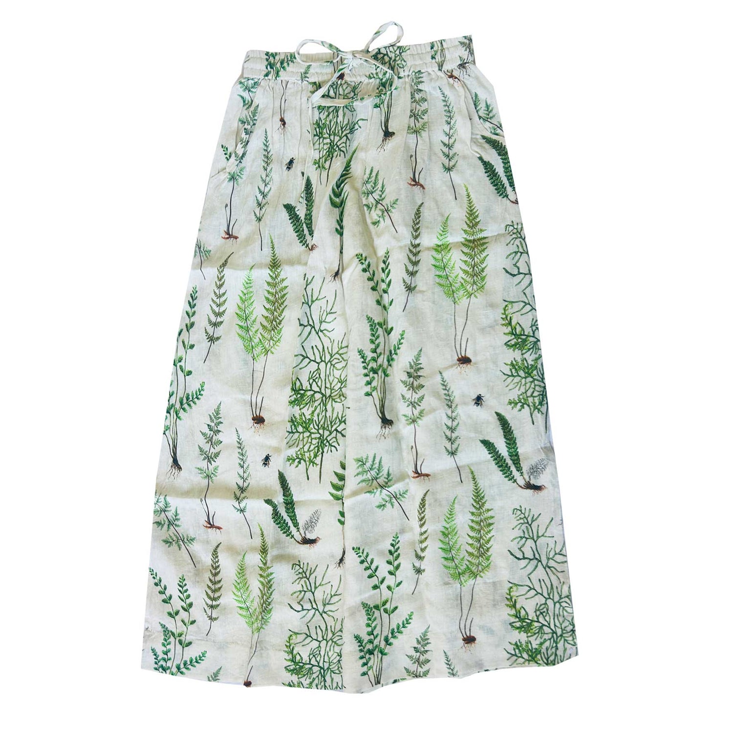 Crafted from 100% linen, the Rosehip Design Lilah Skirt in our Ferns print is a warm-weather staple with timeless appeal. Designed with a flattering classic cut, it features an elasticated waistband with a functional drawstring for a comfortable, adjustable fit. Subtle side slits add ease of movement and a touch of effortless elegance — perfect for sunny days, from morning markets to seaside strolls.
