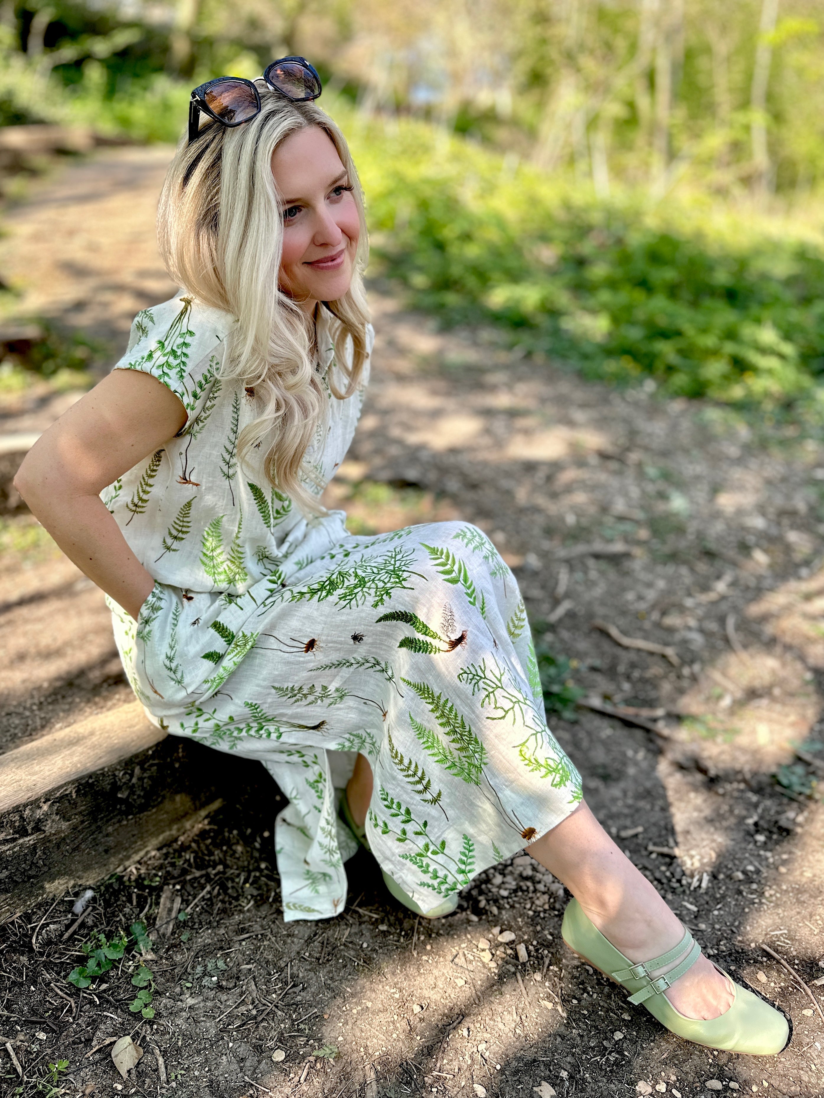 Crafted from 100% linen, the Rosehip Design Lilah Skirt in our Ferns print is a warm-weather staple with timeless appeal. Designed with a flattering classic cut, it features an elasticated waistband with a functional drawstring for a comfortable, adjustable fit. Subtle side slits add ease of movement and a touch of effortless elegance — perfect for sunny days, from morning markets to seaside strolls.