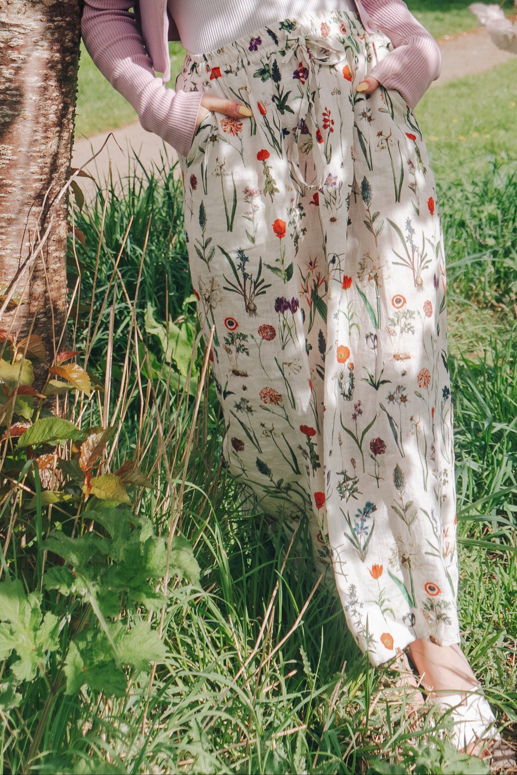 Crafted from 100% linen, the Rosehip Design Lilah Skirt in April design is a warm-weather staple with timeless appeal. Designed with a flattering classic cut, it features an elasticated waistband with a functional drawstring for a comfortable, adjustable fit. Subtle side slits add ease of movement and a touch of effortless elegance — perfect for sunny days, from morning markets to seaside strolls.