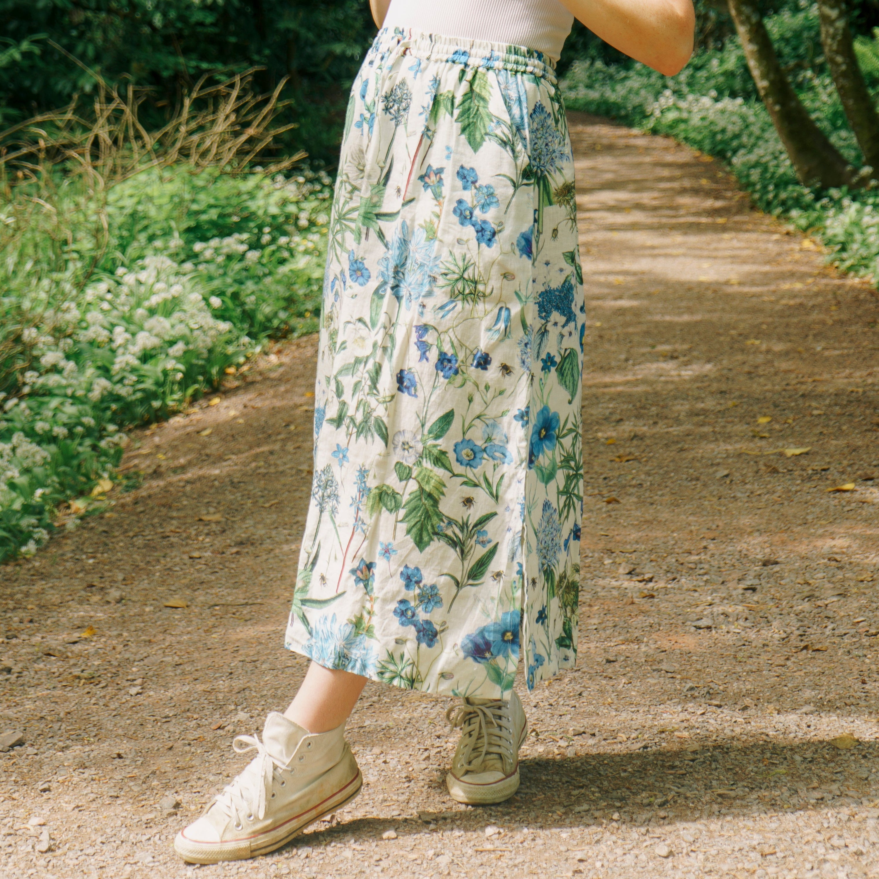 Crafted from 100% linen, the Rosehip Design Lilah Skirt in Cobalt design is a warm-weather staple with timeless appeal. Designed with a flattering classic cut, it features an elasticated waistband with a functional drawstring for a comfortable, adjustable fit. Subtle side slits add ease of movement and a touch of effortless elegance — perfect for sunny days, from morning markets to seaside strolls.