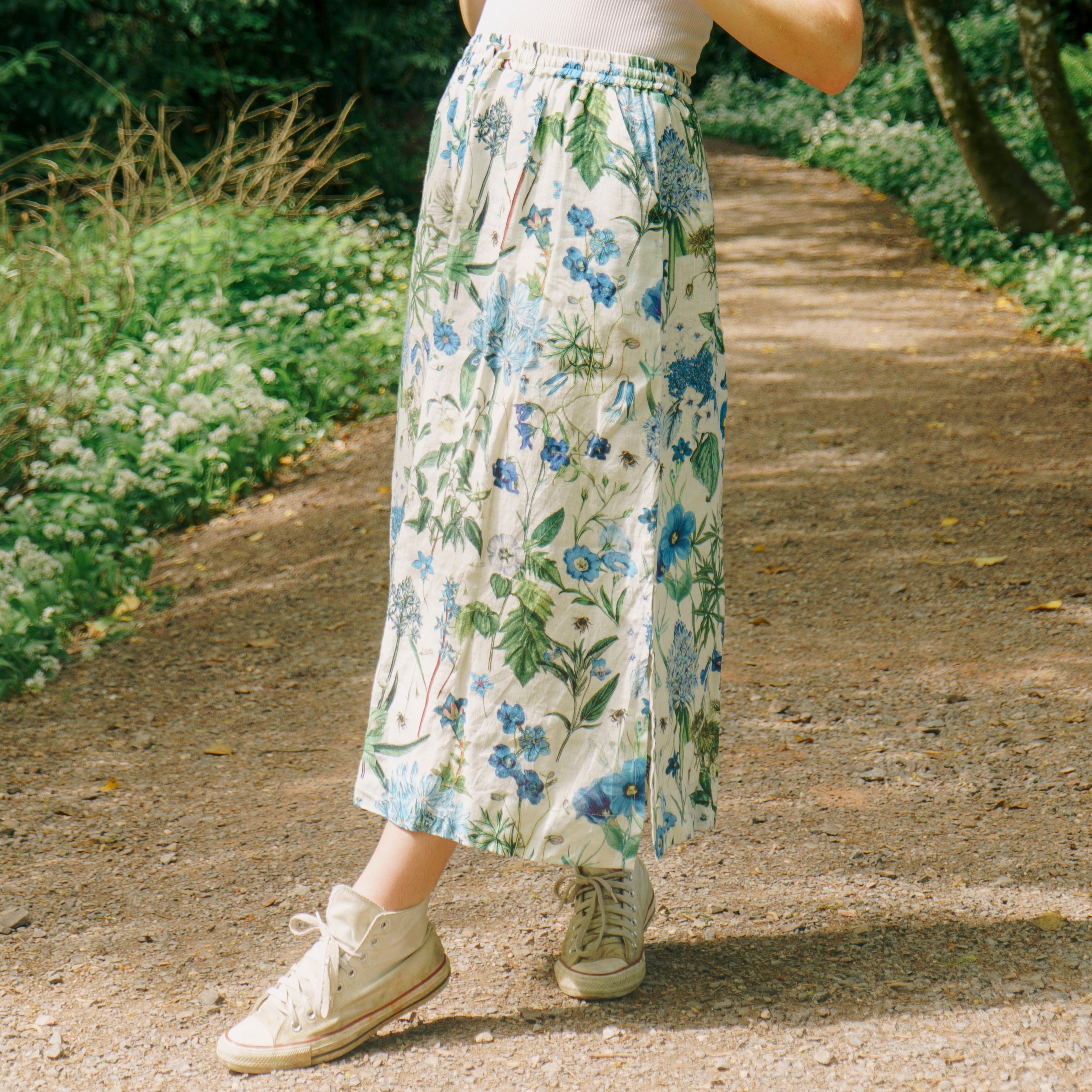 Crafted from 100% linen, the Rosehip Design Lilah Skirt in Cobalt design is a warm-weather staple with timeless appeal. Designed with a flattering classic cut, it features an elasticated waistband with a functional drawstring for a comfortable, adjustable fit. Subtle side slits add ease of movement and a touch of effortless elegance — perfect for sunny days, from morning markets to seaside strolls.