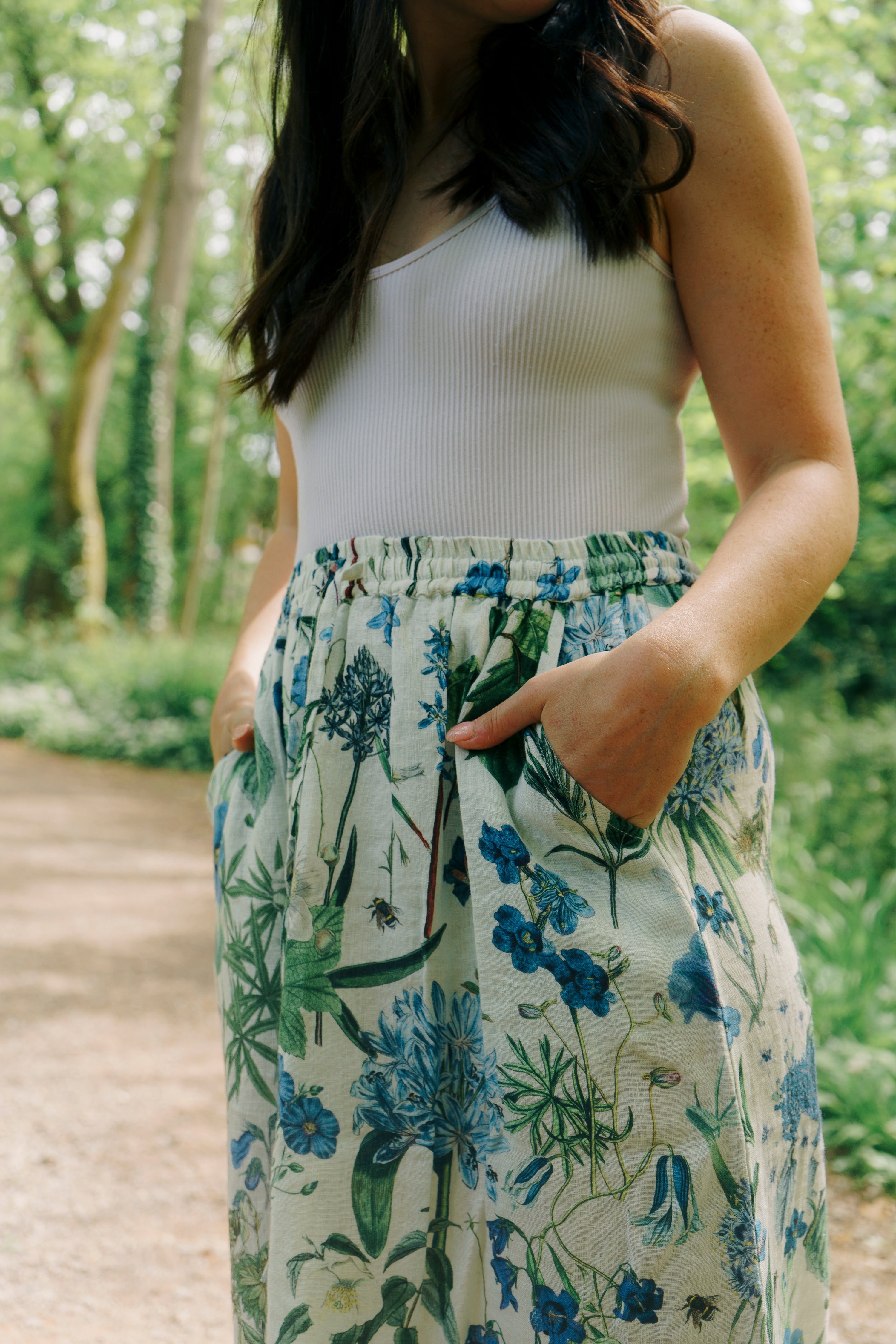Crafted from 100% linen, the Rosehip Design Lilah Skirt in Cobalt design is a warm-weather staple with timeless appeal. Designed with a flattering classic cut, it features an elasticated waistband with a functional drawstring for a comfortable, adjustable fit. Subtle side slits add ease of movement and a touch of effortless elegance — perfect for sunny days, from morning markets to seaside strolls.