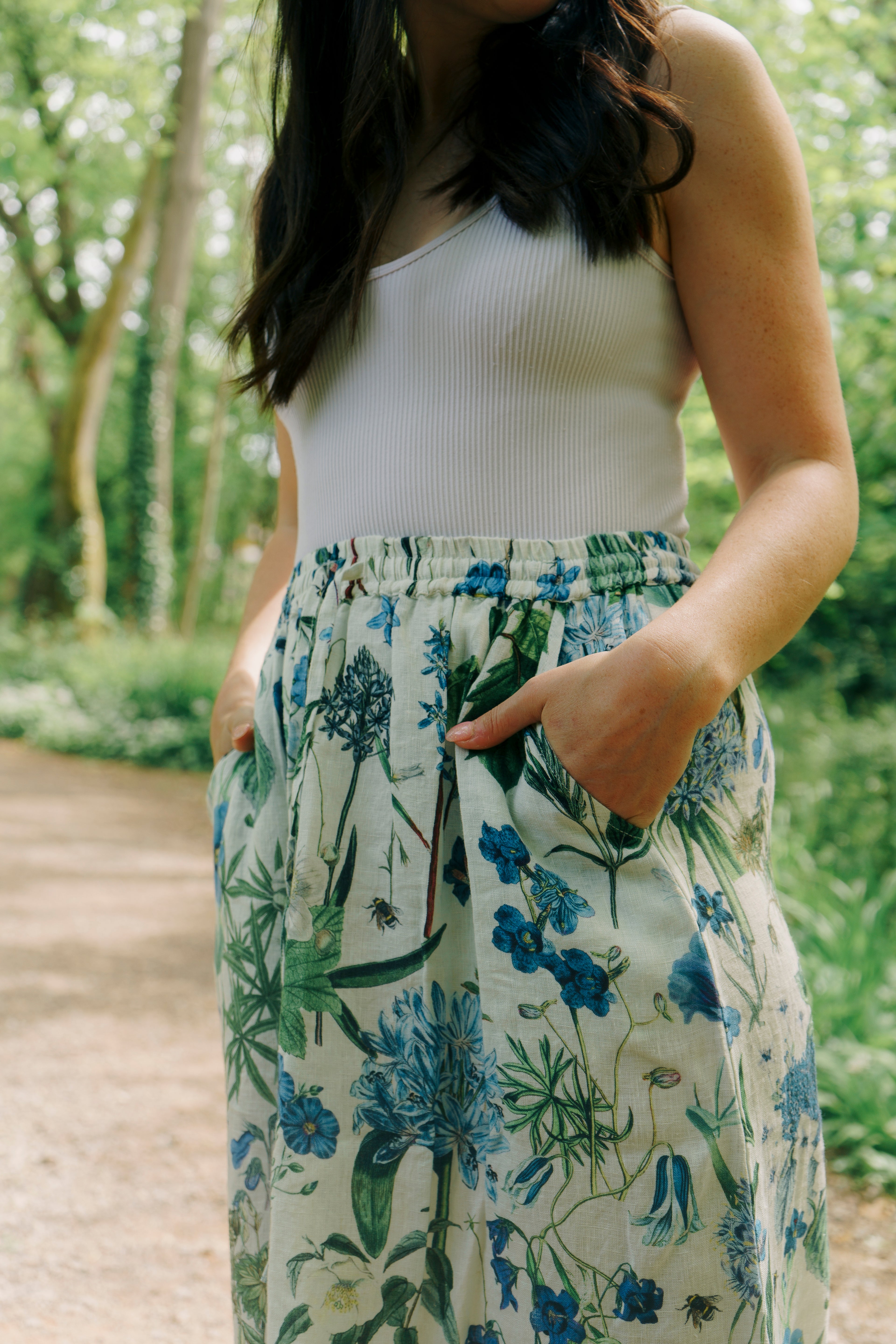 Crafted from 100% linen, the Rosehip Design Lilah Skirt in Cobalt design is a warm-weather staple with timeless appeal. Designed with a flattering classic cut, it features an elasticated waistband with a functional drawstring for a comfortable, adjustable fit. Subtle side slits add ease of movement and a touch of effortless elegance — perfect for sunny days, from morning markets to seaside strolls.