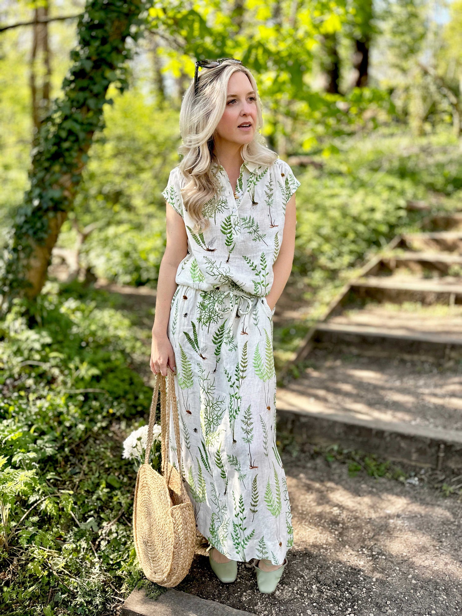 Crafted from 100% linen, the Rosehip Design Lilah Skirt in our Ferns print is a warm-weather staple with timeless appeal. Designed with a flattering classic cut, it features an elasticated waistband with a functional drawstring for a comfortable, adjustable fit. Subtle side slits add ease of movement and a touch of effortless elegance — perfect for sunny days, from morning markets to seaside strolls.