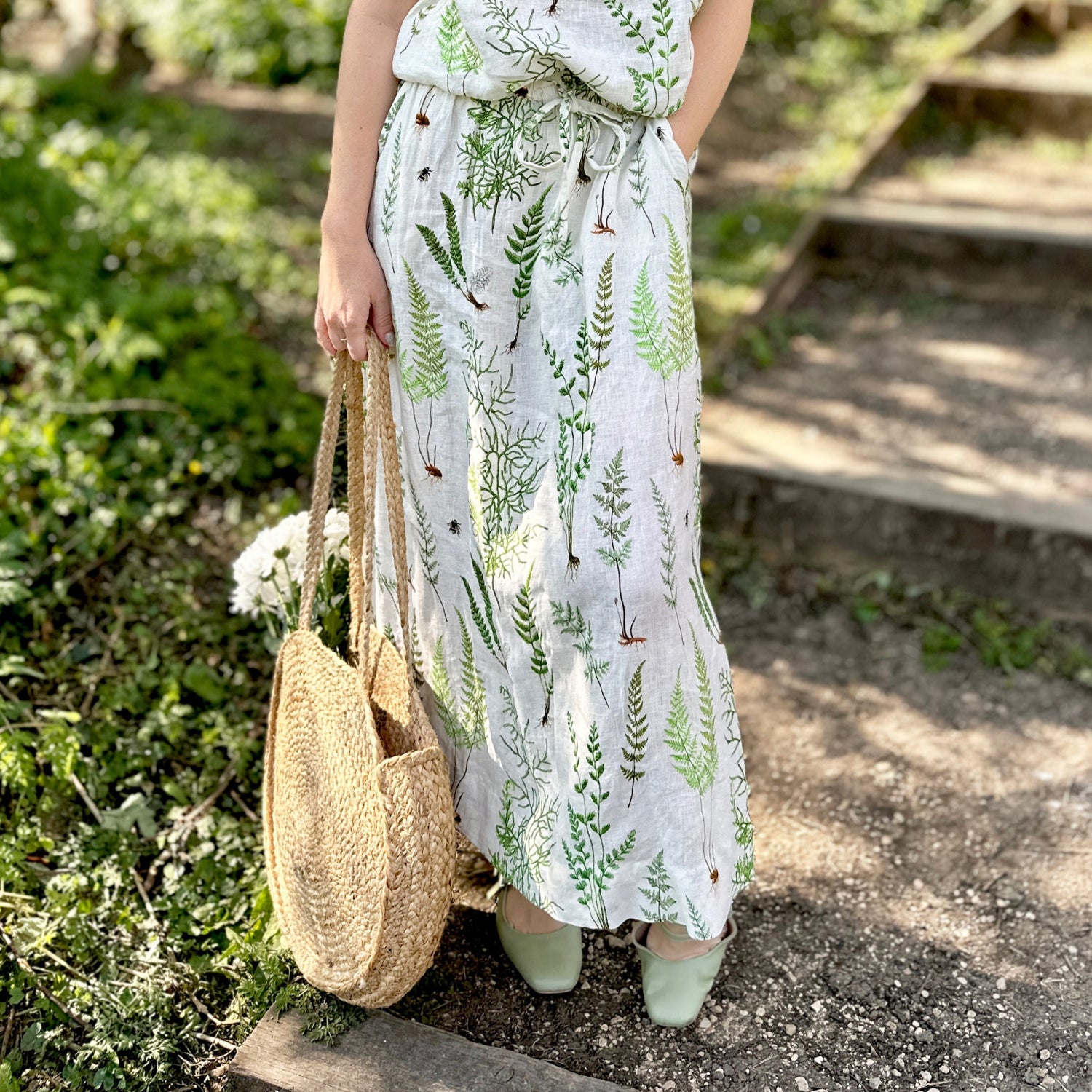 Crafted from 100% linen, the Rosehip Design Lilah Skirt in our Ferns print is a warm-weather staple with timeless appeal. Designed with a flattering classic cut, it features an elasticated waistband with a functional drawstring for a comfortable, adjustable fit. Subtle side slits add ease of movement and a touch of effortless elegance — perfect for sunny days, from morning markets to seaside strolls.