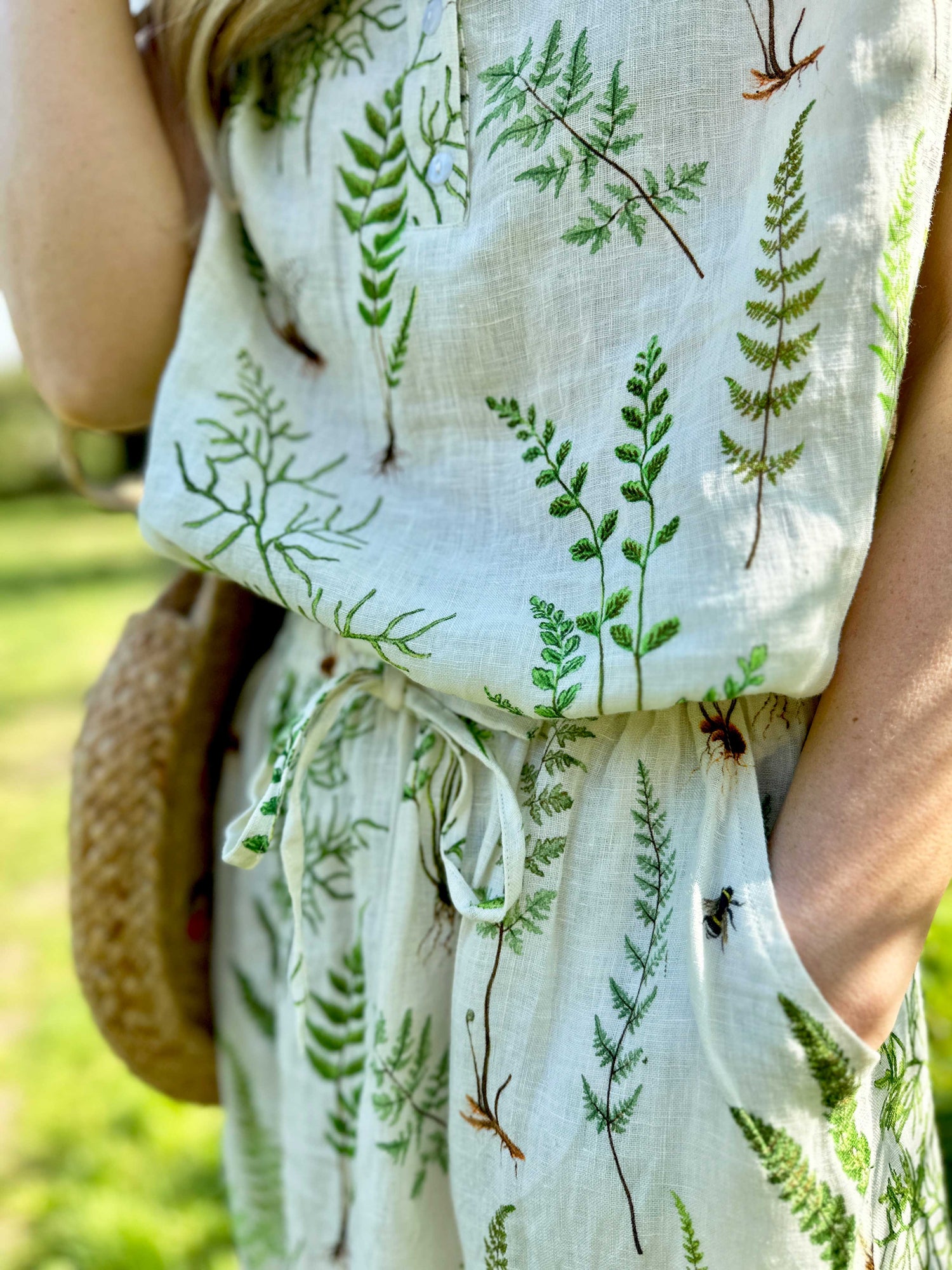 Crafted from 100% linen, the Rosehip Design Lilah Skirt in our Ferns print is a warm-weather staple with timeless appeal. Designed with a flattering classic cut, it features an elasticated waistband with a functional drawstring for a comfortable, adjustable fit. Subtle side slits add ease of movement and a touch of effortless elegance — perfect for sunny days, from morning markets to seaside strolls.