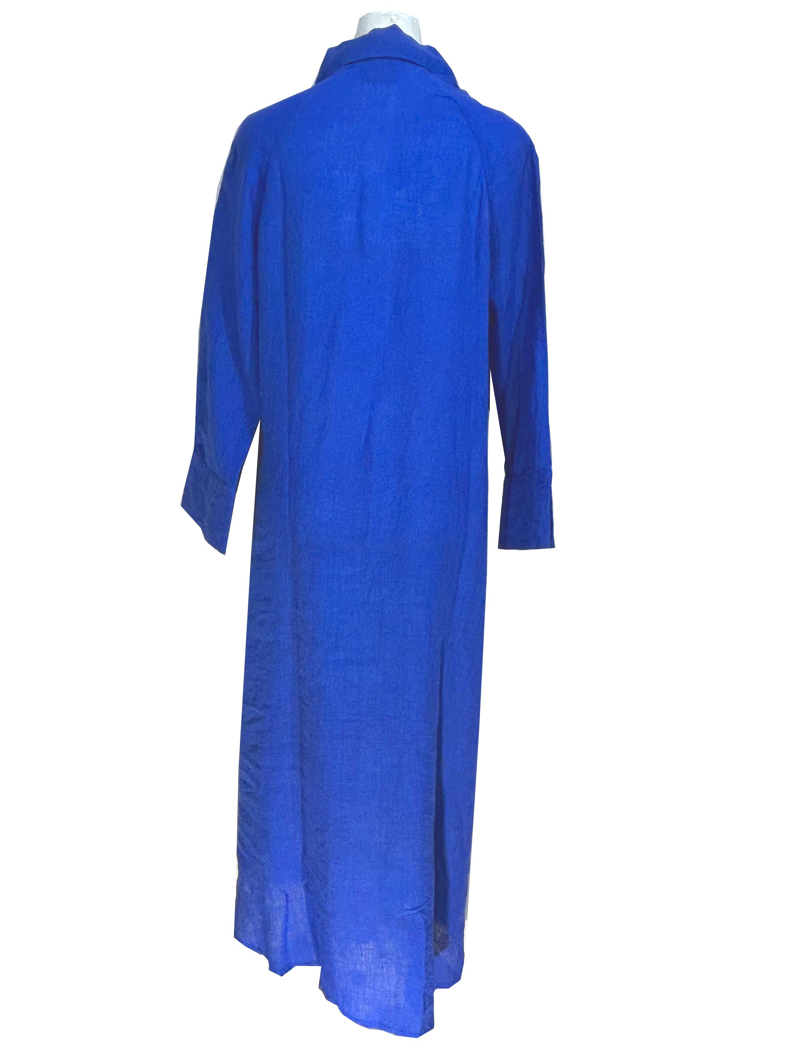 Rosehip Design Lucy Dress is a classic Shirt dress with 3/4 length sleeves, side pockets, front buttons and curved side slits. Made from 100% Linen in brilliant blue Sapphire.
