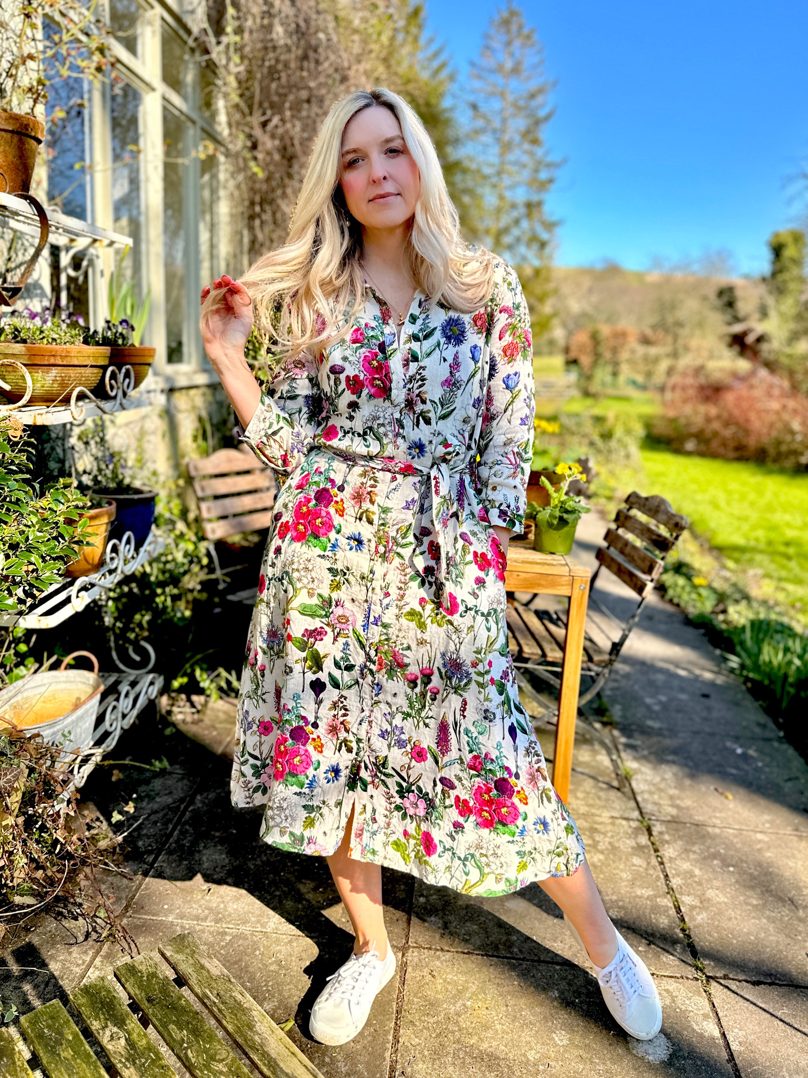 Spring into style with the Rosehip Design Lydia Linen Dress in Barcelona design. This shirt-waister dress features a beautiful floral design and a fabric tie belt for a flattering fit. With its long sleeves and button-up front, this dress is the perfect combination of comfort and chic. Ready to bloom in your wardrobe!