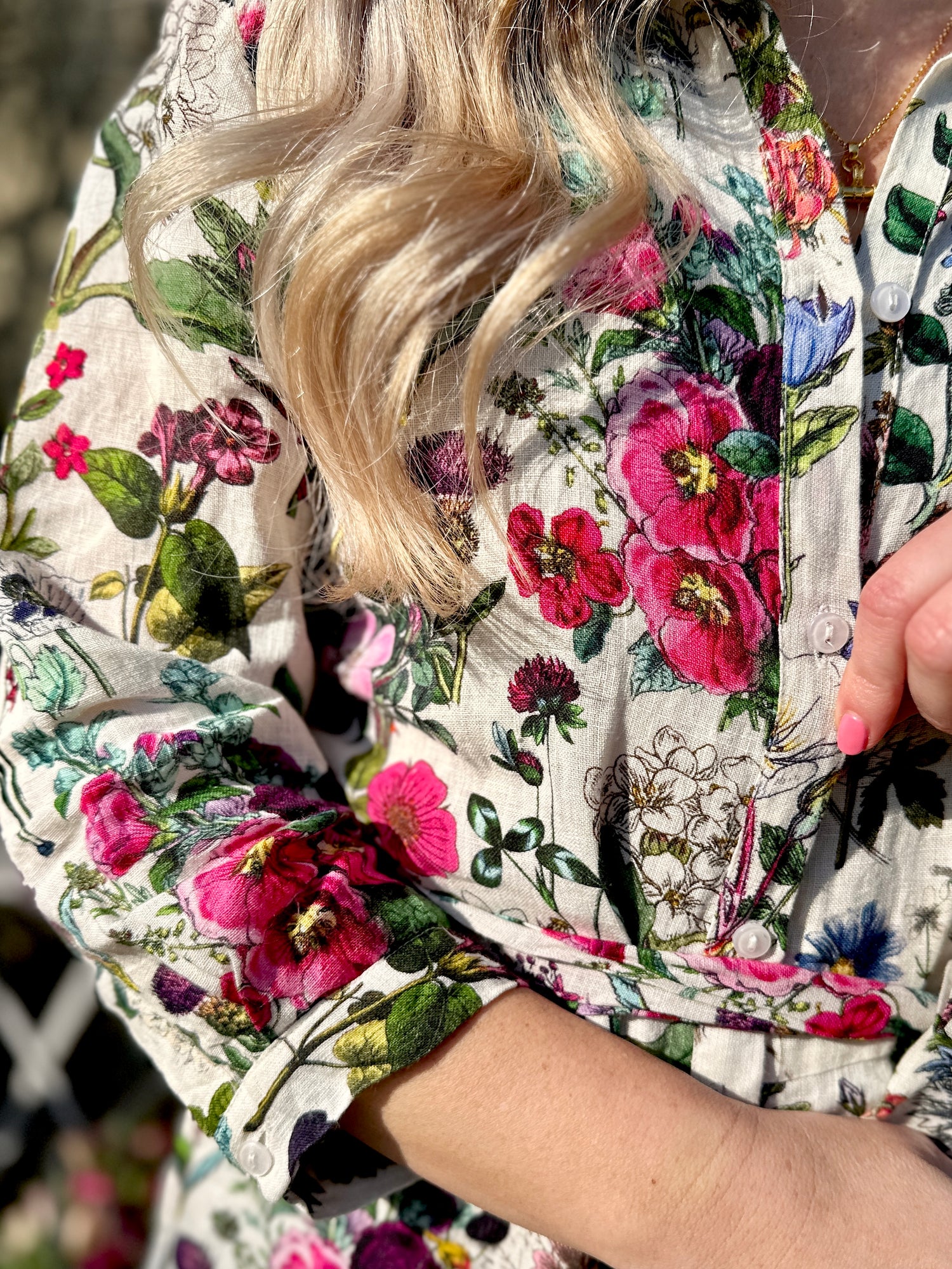 Spring into style with the Rosehip Design Lydia Linen Dress in Barcelona design. This shirt-waister dress features a beautiful floral design and a fabric tie belt for a flattering fit. With its long sleeves and button-up front, this dress is the perfect combination of comfort and chic. Ready to bloom in your wardrobe!