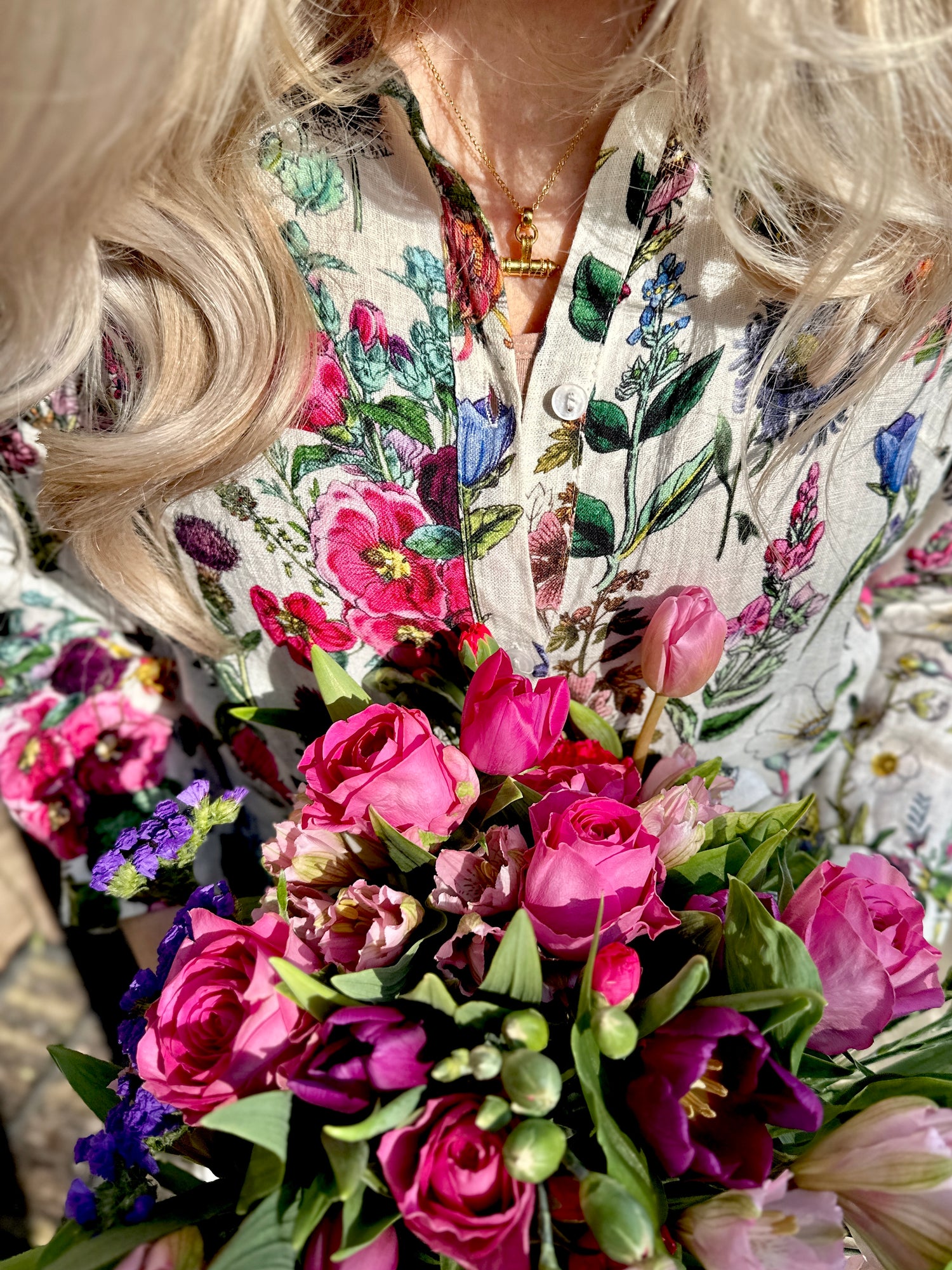 Spring into style with the Rosehip Design Lydia Linen Dress in Barcelona design. This shirtwaister dress features a beautiful floral design and a fabric tie belt for a flattering fit. With its long sleeves and button-up front, this dress is the perfect combination of comfort and chic. Ready to bloom in your wardrobe!