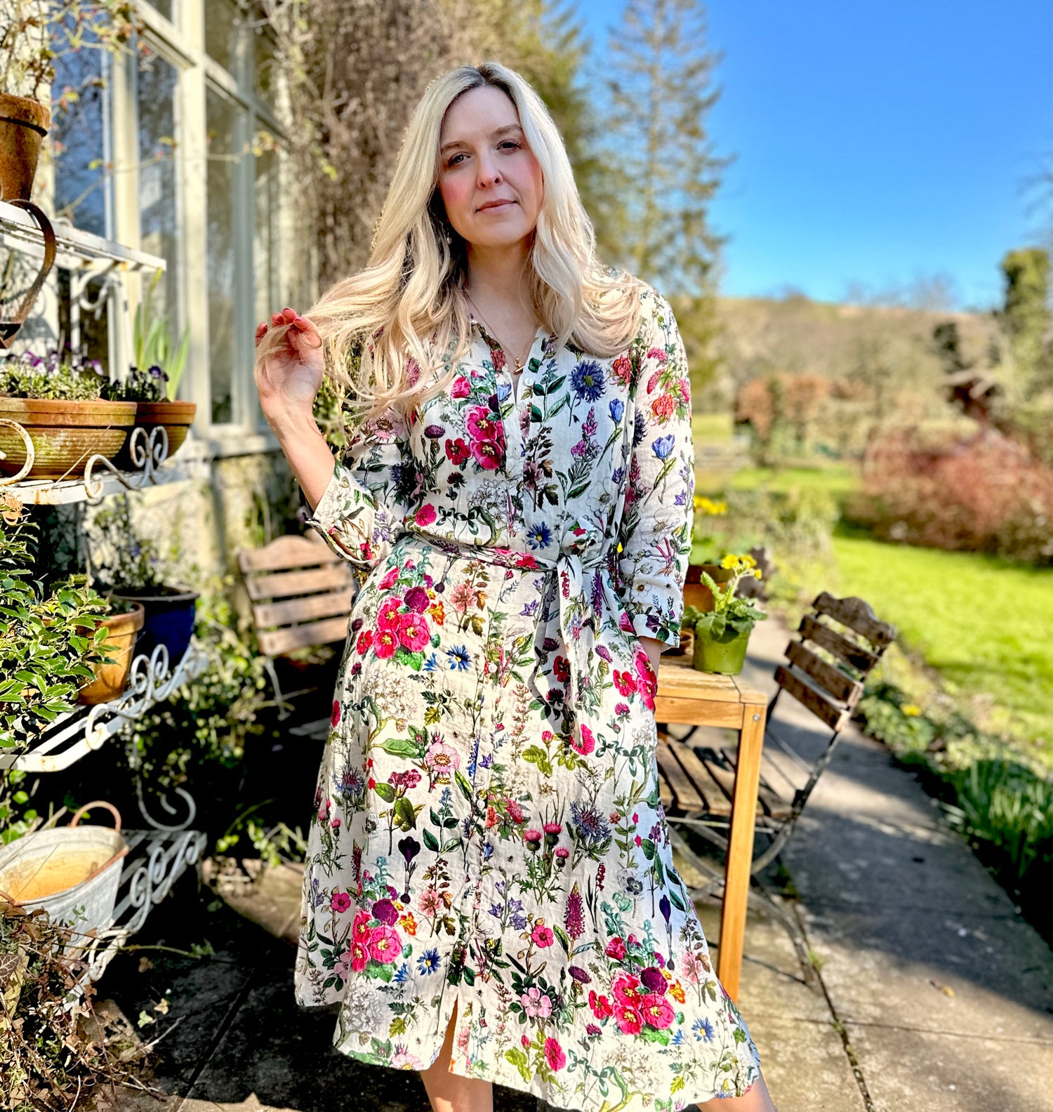 Spring into style with the Rosehip Design Lydia Linen Dress in Barcelona design. This shirt-waister dress features a beautiful floral design and a fabric tie belt for a flattering fit. With its long sleeves and button-up front, this dress is the perfect combination of comfort and chic. Ready to bloom in your wardrobe!