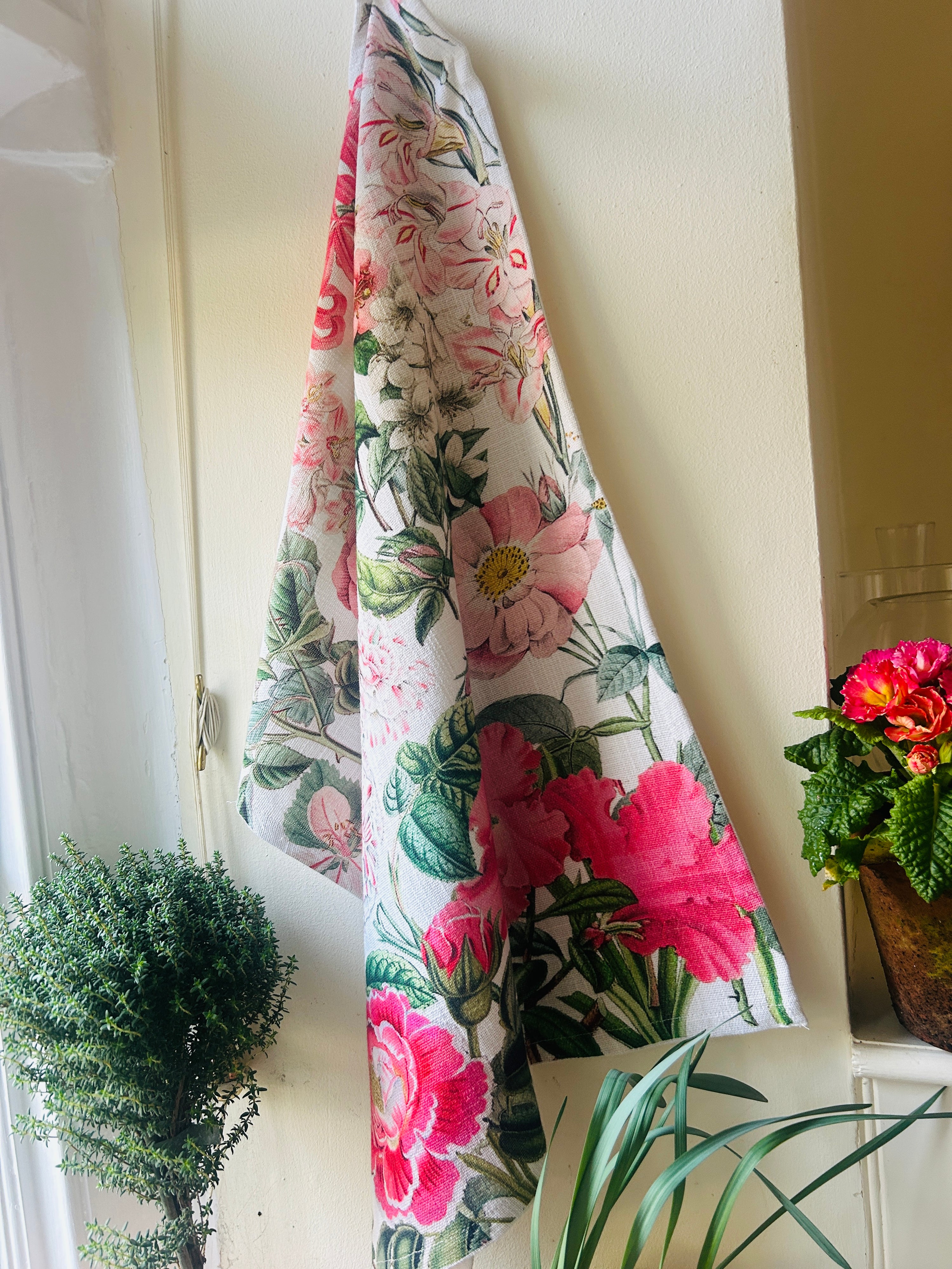 This stylish tea towel from Rosehip Design features a vibrant, vintage-inspired floral themed print.
Made from 100% cotton, this practical and highly absorbent essential makes drying dishes effortless.
Complete with a hanging loop, it is a durable, machine-washable accessory.
Also available in matching Apron and Heart Pot Holder.