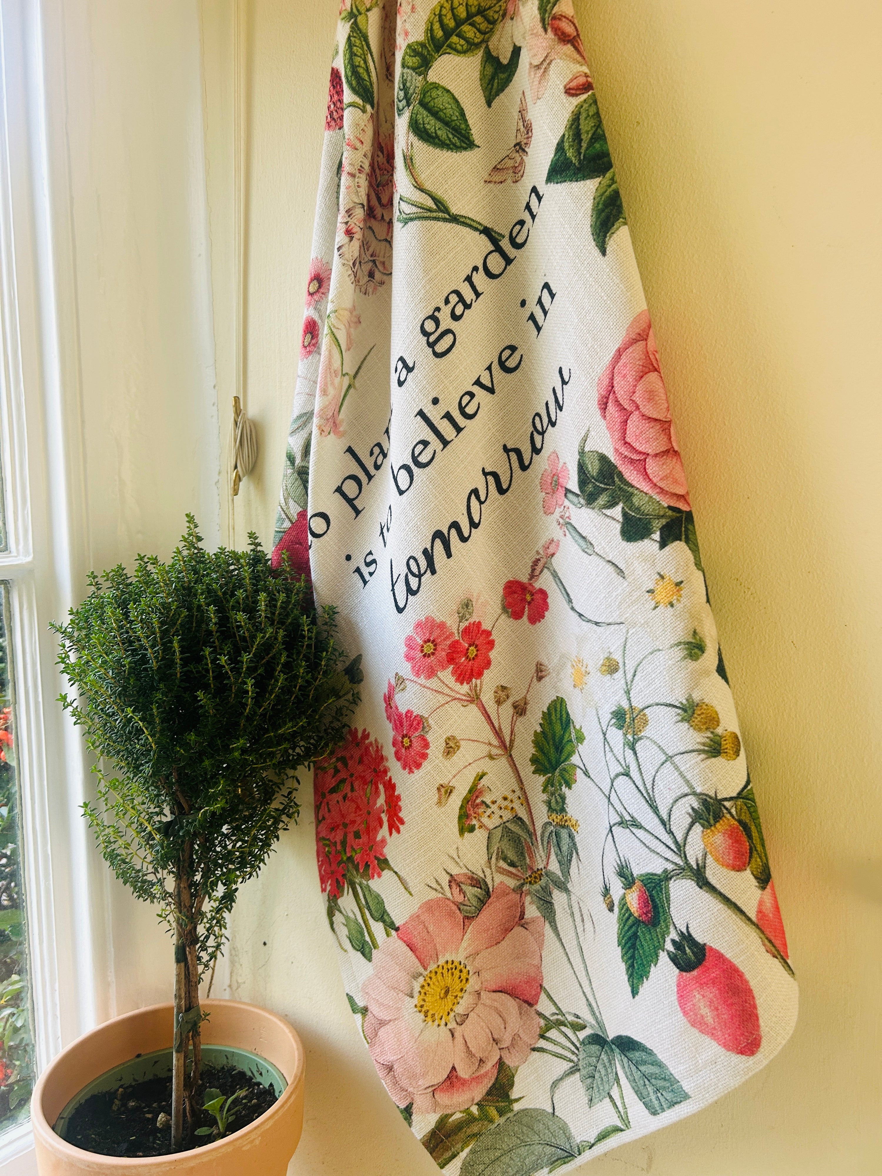 This stylish tea towel from Rosehip Design features a vibrant, vintage-inspired floral themed print.
Made from 100% cotton, this practical and highly absorbent essential makes drying dishes effortless.
Complete with a hanging loop, it is a durable, machine-washable accessory.
Also available in matching Apron and Heart Pot Holder.