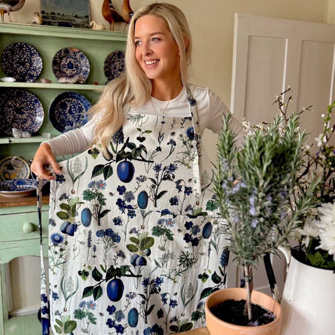 This striking floral apron from Rosehip Design is a stylish and practical choice for cooking or gardening.
The comfortable cotton design features an adjustable neck strap and generous deep pockets for tools.
Durable and machine-washable, it offers full coverage and long-lasting elegance in the kitchen.
Also available in Matching Tea Towels and Heart Pot Holders. 