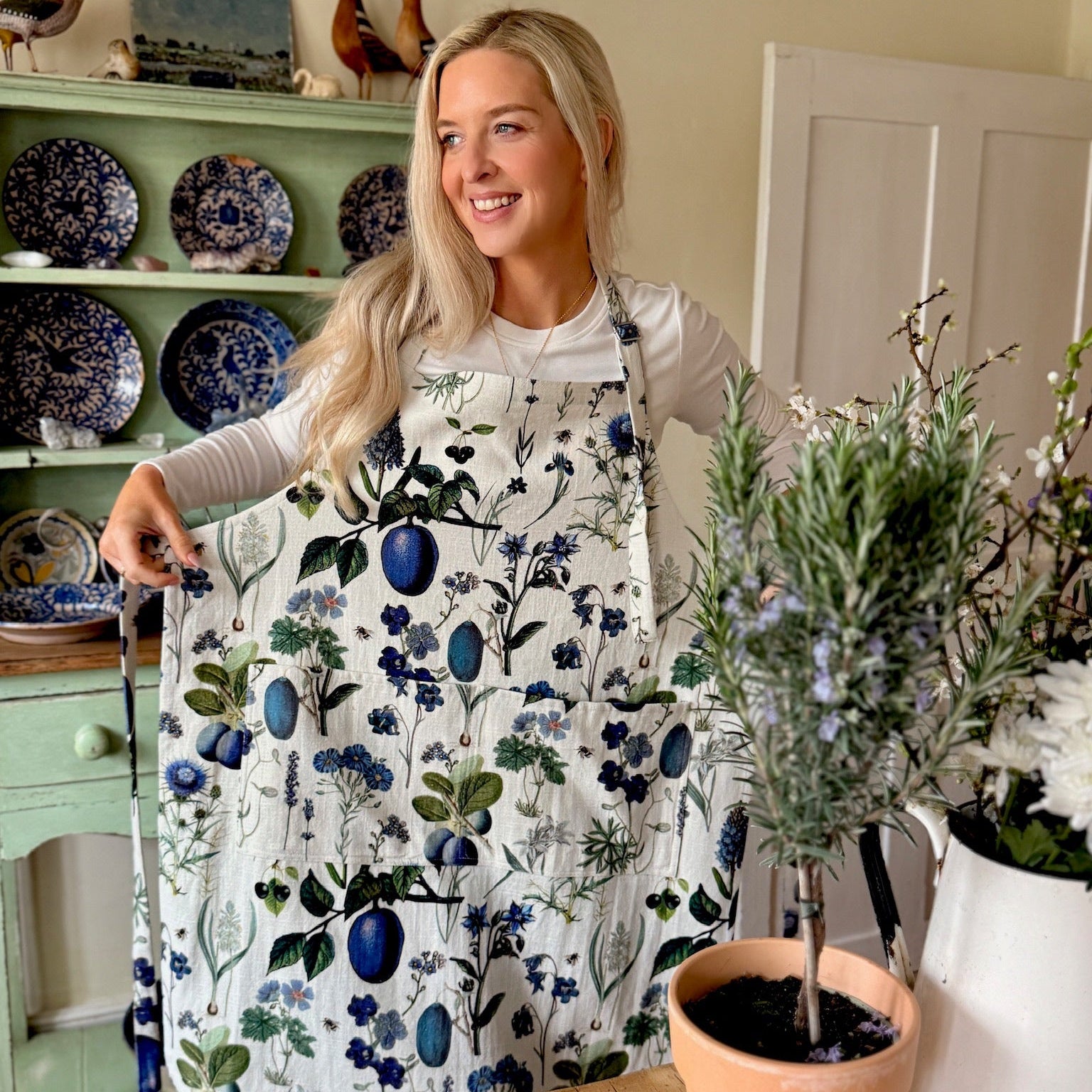 This striking floral apron from Rosehip Design is a stylish and practical choice for cooking or gardening.
The comfortable cotton design features an adjustable neck strap and generous deep pockets for tools.
Durable and machine-washable, it offers full coverage and long-lasting elegance in the kitchen.
Also available in Matching Tea Towels and Heart Pot Holders. 