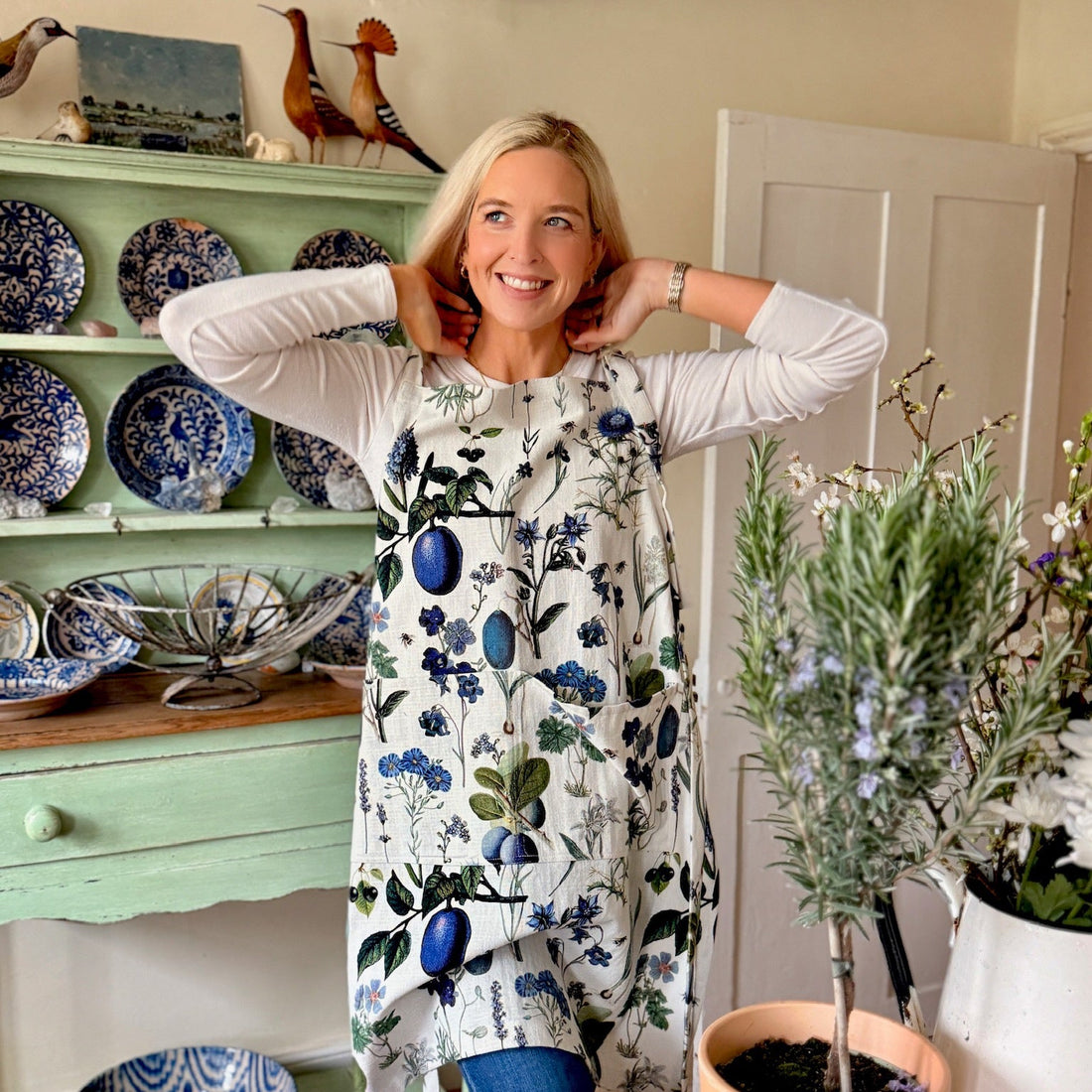 This striking floral apron from Rosehip Design is a stylish and practical choice for cooking or gardening.
The comfortable cotton design features an adjustable neck strap and generous deep pockets for tools.
Durable and machine-washable, it offers full coverage and long-lasting elegance in the kitchen.
Also available in Matching Tea Towels and Heart Pot Holders. 