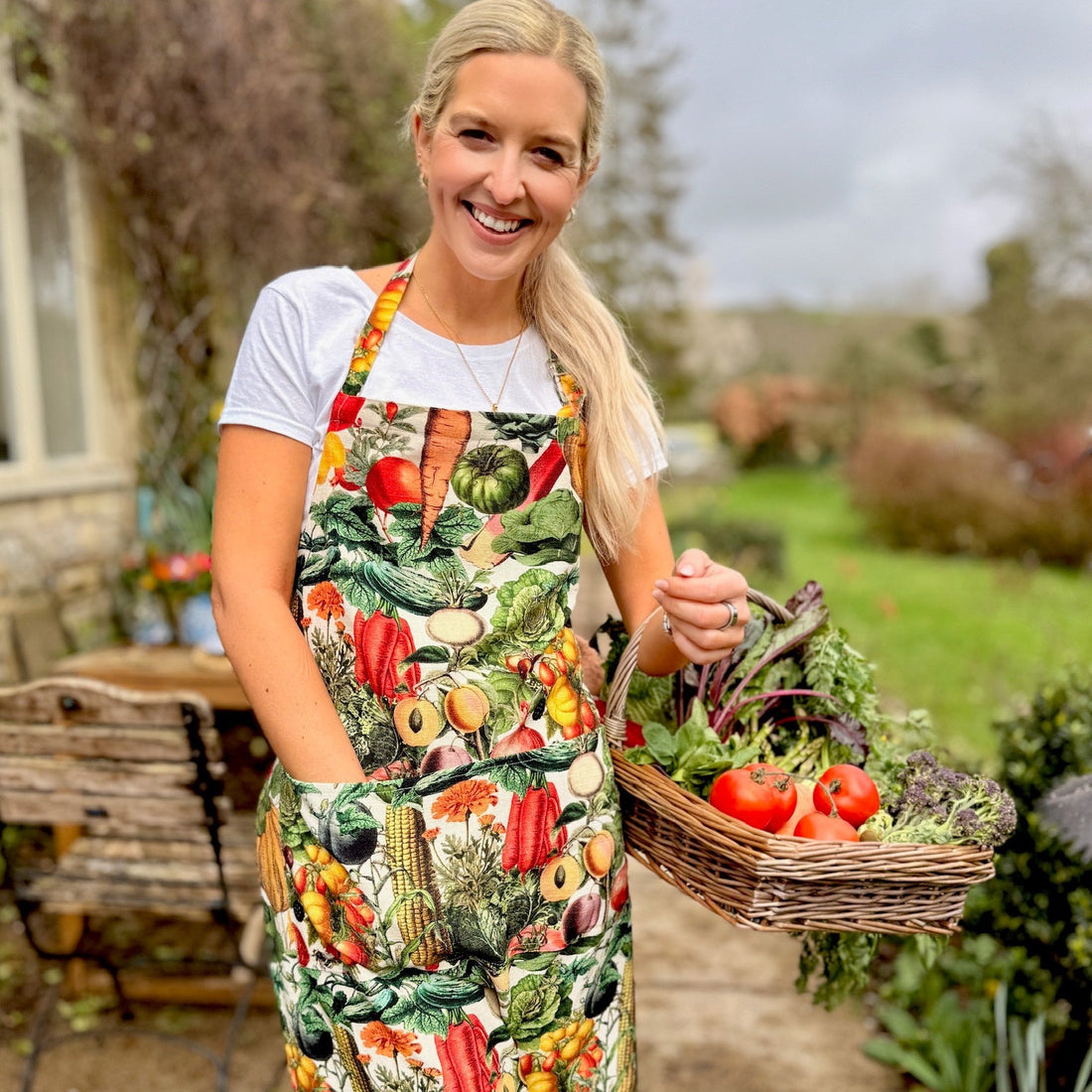 This striking floral apron from Rosehip Design is a stylish and practical choice for cooking or gardening.
The comfortable cotton design features an adjustable neck strap and generous deep pockets for tools.
Durable and machine-washable, it offers full coverage and long-lasting elegance in the kitchen.
Also available in Matching Tea Towels and Heart Pot Holders. 
