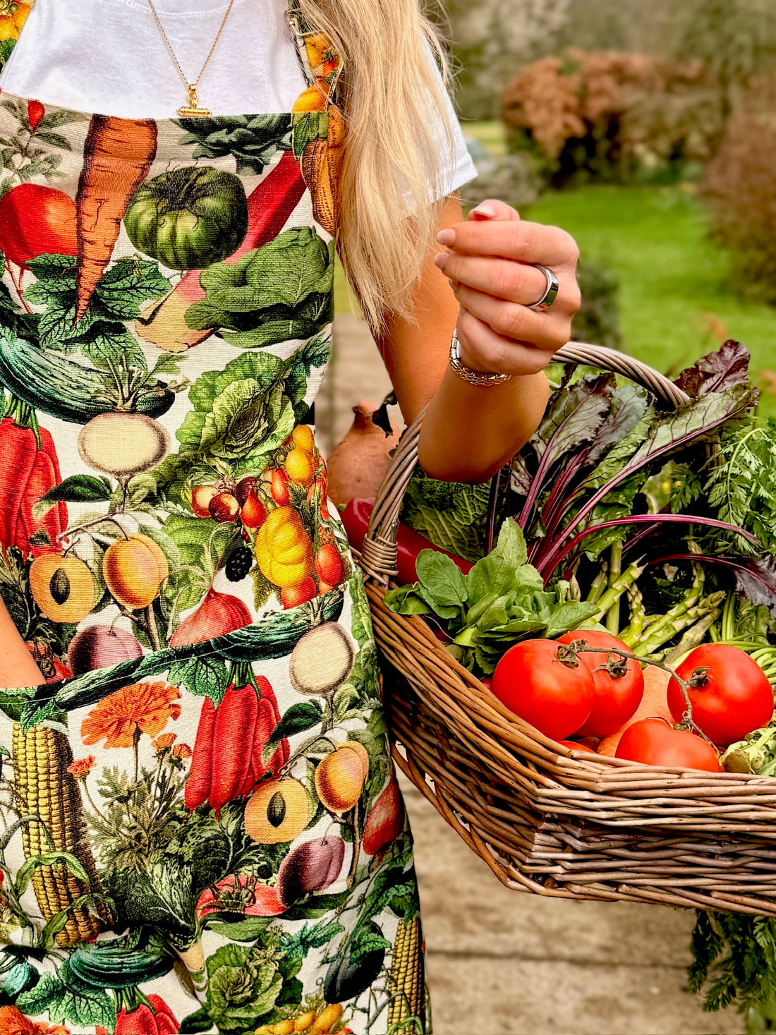 This striking floral apron from Rosehip Design is a stylish and practical choice for cooking or gardening.
The comfortable cotton design features an adjustable neck strap and generous deep pockets for tools.
Durable and machine-washable, it offers full coverage and long-lasting elegance in the kitchen.
Also available in Matching Tea Towels and Heart Pot Holders. 