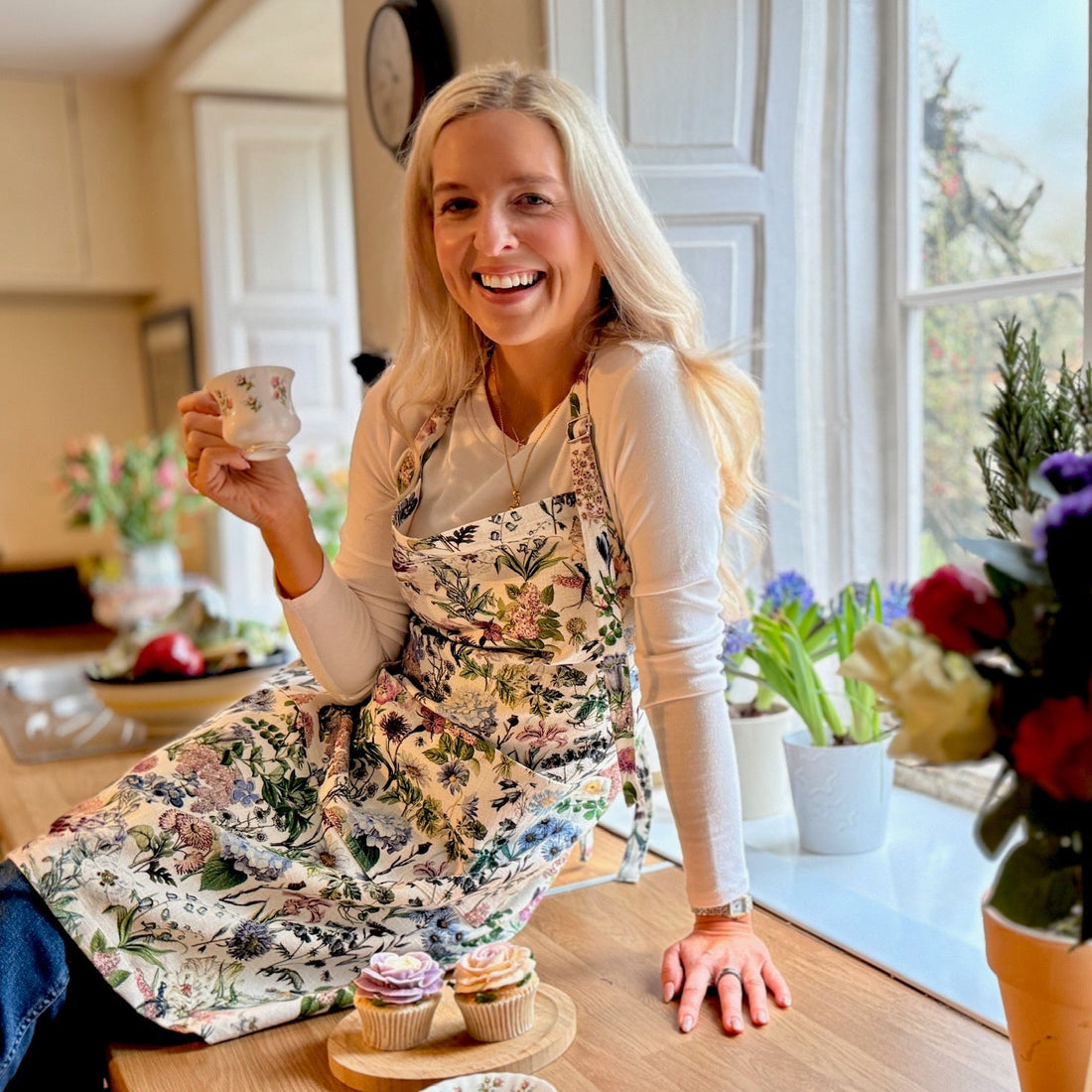 This striking floral apron from Rosehip Design is a stylish and practical choice for cooking or gardening.
The comfortable cotton design features an adjustable neck strap and generous deep pockets for tools.
Durable and machine-washable, it offers full coverage and long-lasting elegance in the kitchen.
Also available in Matching Tea Towels and Heart Pot Holders. 