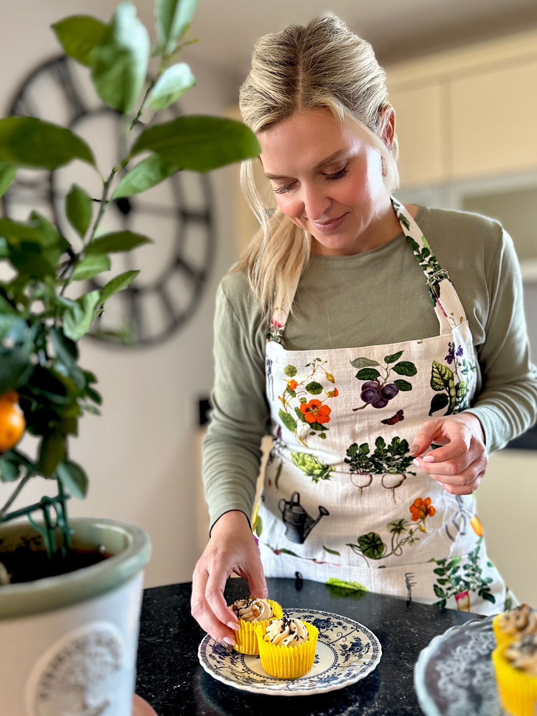 Rosehip Design Apron - a heavyweight 100% cotton Apron with adjustable neck strap and two generous deep pockets in our spectacular Jardiniere design, inspired by nature.