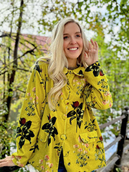 Wrap yourself in effortless elegance with the Rosehip Design Brompton Velvet Coat, designed in a rich velvet fabric that feels as luxurious as it looks. This statement coat features a playful autumn floral print, bringing warmth and charm to your seasonal wardrobe. Fully lined in co-ordinating checks, it offers a refined contrast and a polished finish inside and out.