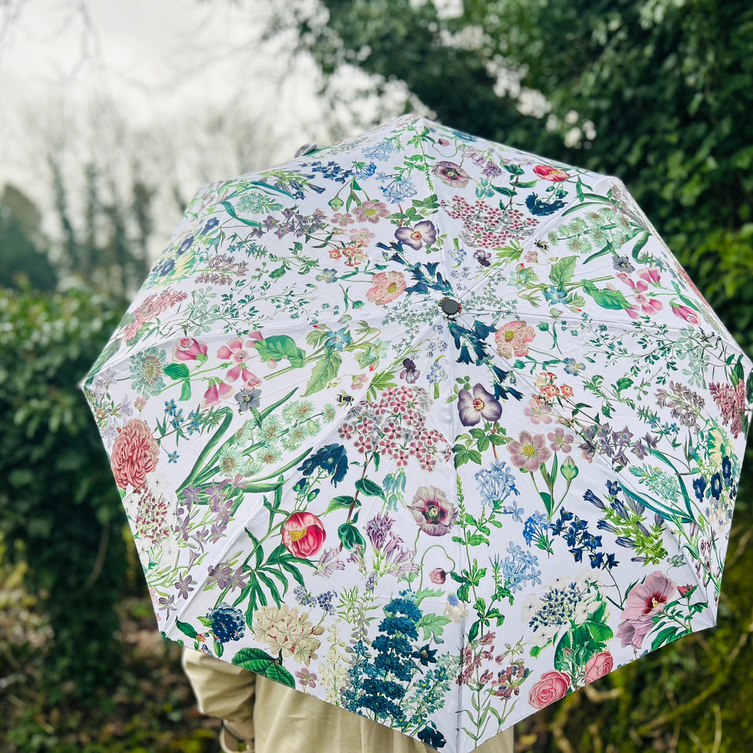 Rosehip Design Folding Umbrella is a sturdy, practical and waterproof rain umbrella with an auto pop-up button, perfectly sized for your car, bag or pocket. Our pretty Pansies design is sure to add a touch of brightness to even the dampest of days.