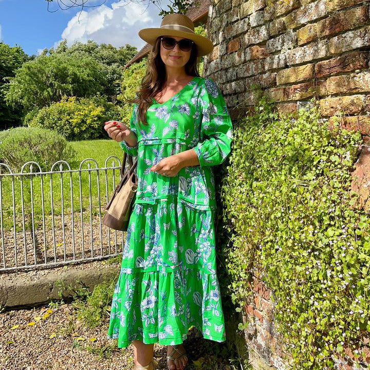 Rosehip Design Francesca Dress is a charming blend of comfort and elegance. It is a slightly structured dress, with tucks between the tiers and buttoned cuffs. Made of 100% cotton, in our verdant Aster Apple design it is perfect for warm summer days.