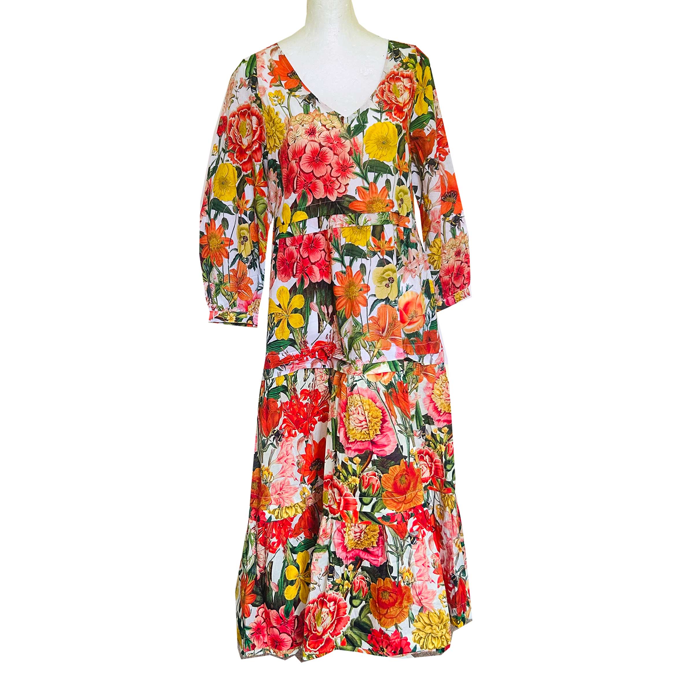 Rosehip Design Francesca Dress is a charming blend of comfort and elegance. It is a slightly structured dress, with tucks between the tiers and buttoned cuffs. Made of 100% cotton, in our striking Marigolds design of bright citrus colours it's perfect for warm summer days.