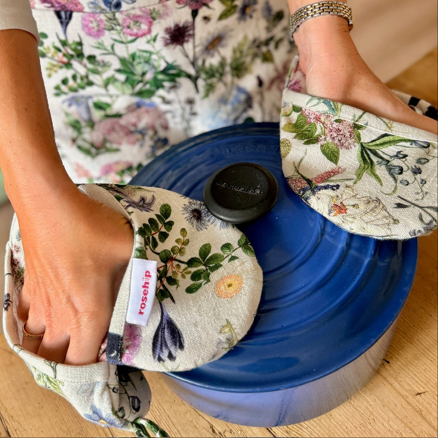 This fun heart-shaped oven glove from Rosehip Design is a stylish and practical floral essential for any kitchen.
Crafted from heat-resistant 100% cotton, this useful accessory provides a comfortable, secure grip and lasting durability.
The vibrant floral themed design and a convenient hanging loop make it the perfect blend of elegance and functionality.
Matching Tea Towels and Aprons are also available.
