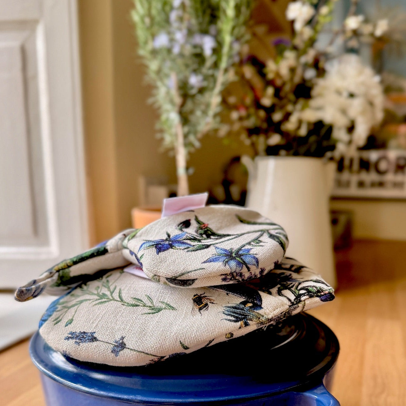 This fun heart-shaped oven glove from Rosehip Design is a stylish and practical floral essential for any kitchen.
Crafted from heat-resistant 100% cotton, this useful accessory provides a comfortable, secure grip and lasting durability.
The vibrant floral themed design and a convenient hanging loop make it the perfect blend of elegance and functionality.
Matching Tea Towels and Aprons are also available.
