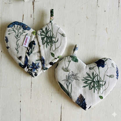 This fun heart-shaped oven glove from Rosehip Design is a stylish and practical floral essential for any kitchen.
Crafted from heat-resistant 100% cotton, this useful accessory provides a comfortable, secure grip and lasting durability.
The vibrant floral themed design and a convenient hanging loop make it the perfect blend of elegance and functionality.
Matching Tea Towels and Aprons are also available.