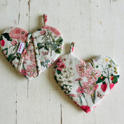 This fun heart-shaped oven glove from Rosehip Design is a stylish and practical floral essential for any kitchen.
Crafted from heat-resistant 100% cotton, this useful accessory provides a comfortable, secure grip and lasting durability.
The vibrant floral themed design and a convenient hanging loop make it the perfect blend of elegance and functionality.
Matching Tea Towels and Aprons are also available.