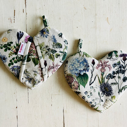 This fun heart-shaped oven glove from Rosehip Design is a stylish and practical floral essential for any kitchen.
Crafted from heat-resistant 100% cotton, this useful accessory provides a comfortable, secure grip and lasting durability.
The vibrant floral themed design and a convenient hanging loop make it the perfect blend of elegance and functionality.
Matching Tea Towels and Aprons are also available.