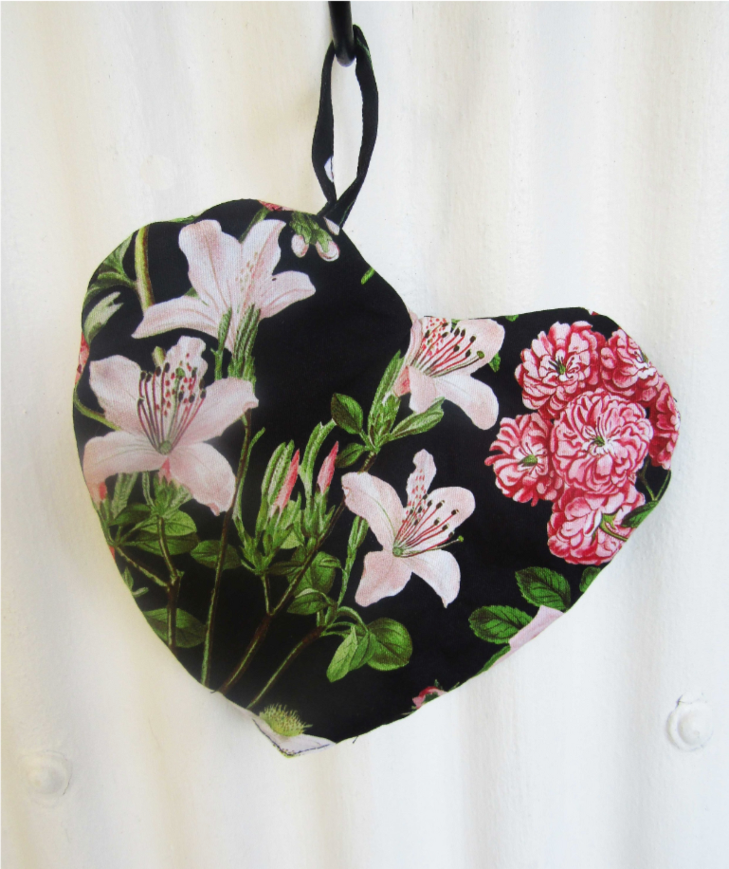 Rosehip Design Heart Potholder. A lovely heart shaped potholder/oven mitt in our bold Peony Ebony design. Padded with loop to hang on a hook. Matching aprons available.