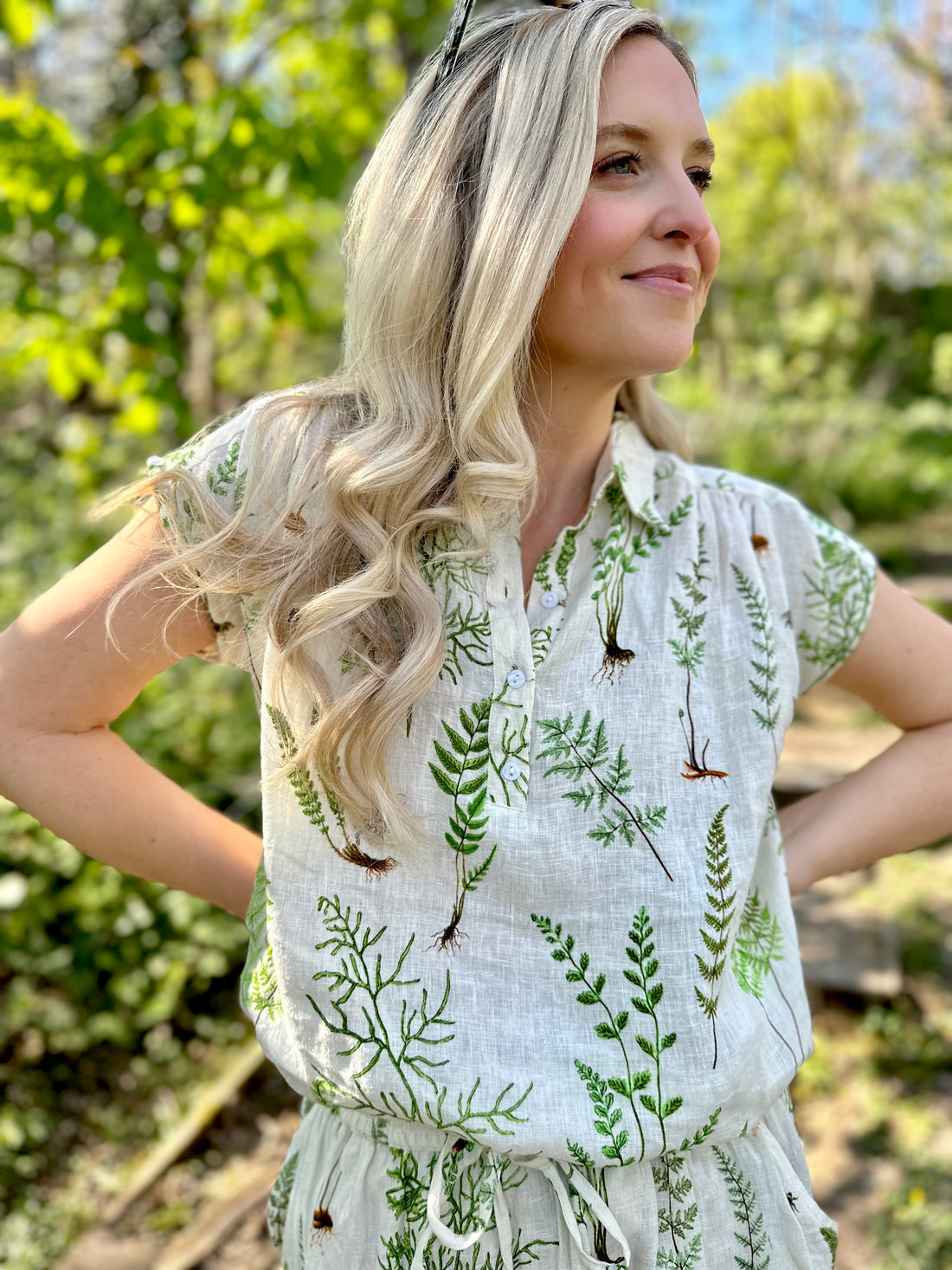 Light, breathable, and effortlessly stylish — the Jemma Shirt from Rosehip Design is made from 100% pure linen and finished with a subtle Fern print for a soft botanical touch. Designed with a neat collar, a partial button front, and gently capped sleeves, it&