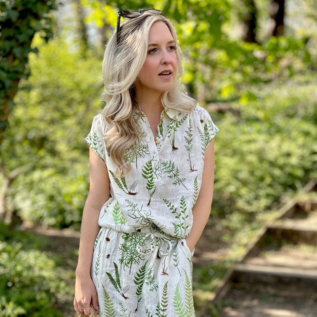 Light, breathable, and effortlessly stylish — the Jemma Shirt from Rosehip Design is made from 100% pure linen and finished with a subtle Ferns print for a soft botanical touch. Designed with a neat collar, a partial button front, and gently capped sleeves, it&