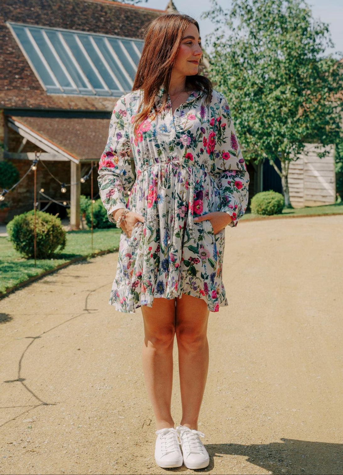 Rosehip Design Josie Cotton Dress is a knee-length cotton tiered dress with a tie belt and pockets. 
Make a statement in our dazzling Barcelona design.