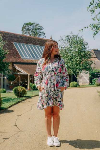 Rosehip Design Josie Cotton Dress is a knee-length cotton tiered dress with a tie belt and pockets. 

Make a statement in our dazzling Barcelona design.