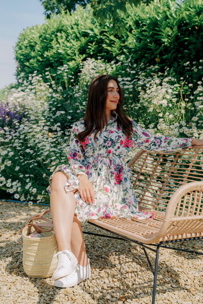 Rosehip Design Josie Cotton Dress is a knee-length cotton tiered dress with a tie belt and pockets. 

Make a statement in our dazzling Barcelona design.